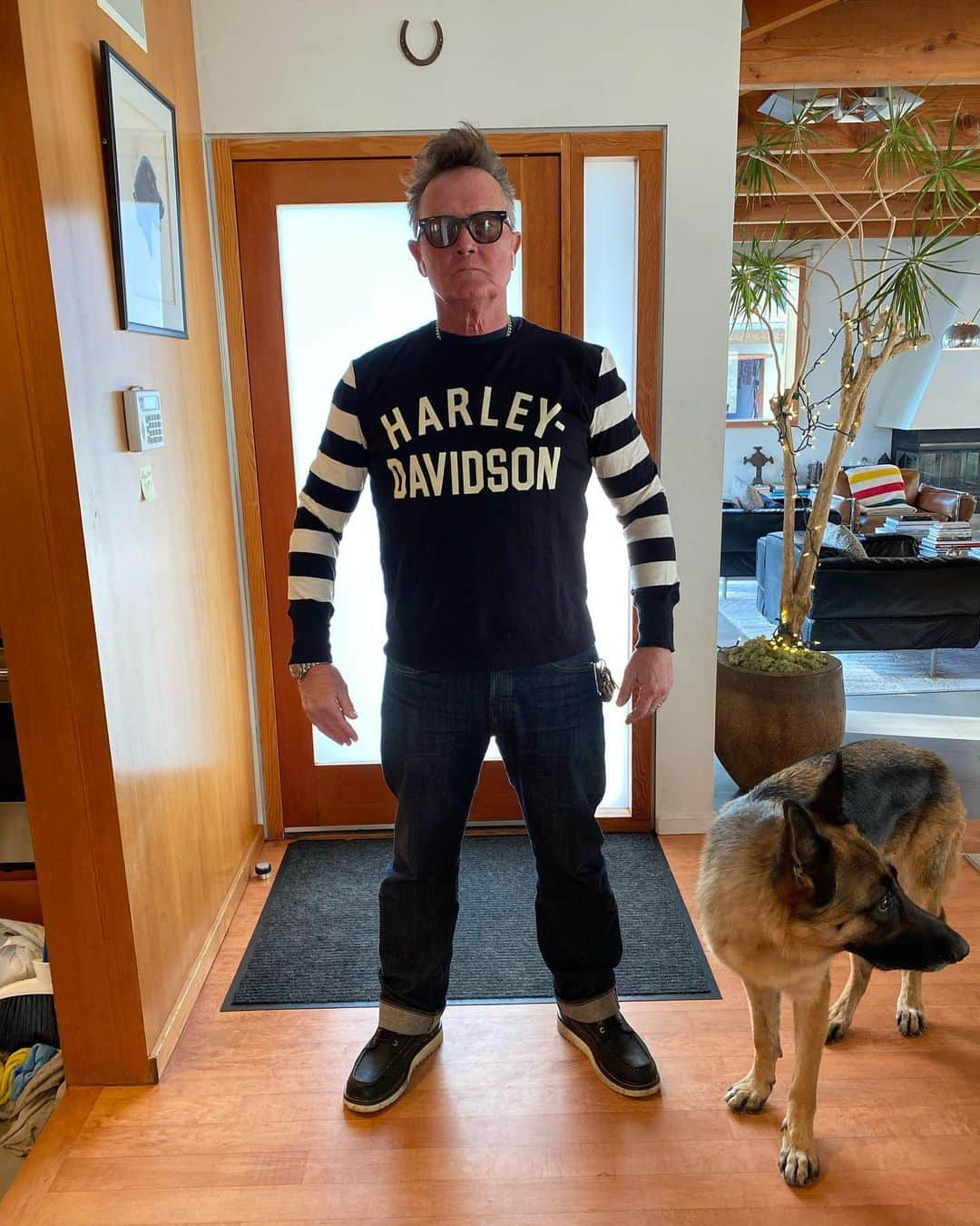 ロバート・パトリックさんのインスタグラム写真 - (ロバート・パトリックInstagram)「Lost weight raided my sons closet!🤣#college #weightloss #gettinginshape for #thescriptures #harleydavidson #jersey #germanshepherd #swedefit #dog #dogs」11月24日 7時58分 - ripfighter