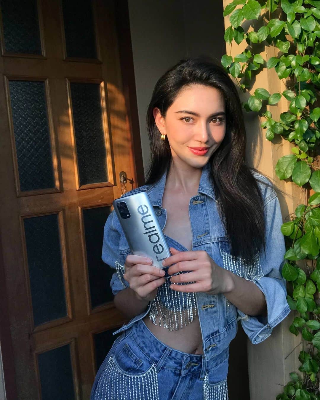 マイ・ダーウィカーのインスタグラム：「ร่วมพิสูจน์ความเร็วระดับ 5G ไปพร้อมกันกับใหม่ 🥰ในงานเปิดตัว realme 7 5G&realme Smart TV Launch Event ⚡️พร้อมสัมผัสพลังคนรุ่นใหม่ เฟ้นหาตัวจริงใน Empower the Next Gen ได้ที่ลาน Atrium2 สยามเซ็นเตอร์ ตั้งแต่วันที่ 25 พ.ย. - 29 พ.ย. นี้ 💛 #realme75G #realmeSmartTV #EmpowerTheNextGen」
