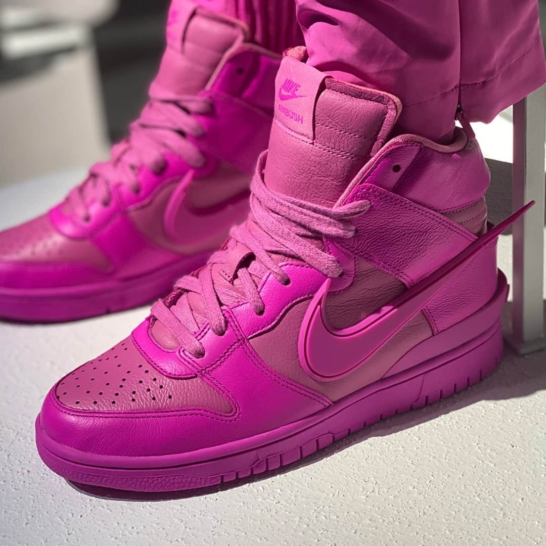 Sneaker Newsさんのインスタグラム写真 - (Sneaker NewsInstagram)「AMBUSH is dropping its Nike Dunk High collaborations on December 11th. This pink version as well as a Spruce Aura will be available at select retailers globally. Tap the link in our bio for full details.」11月24日 8時01分 - sneakernews