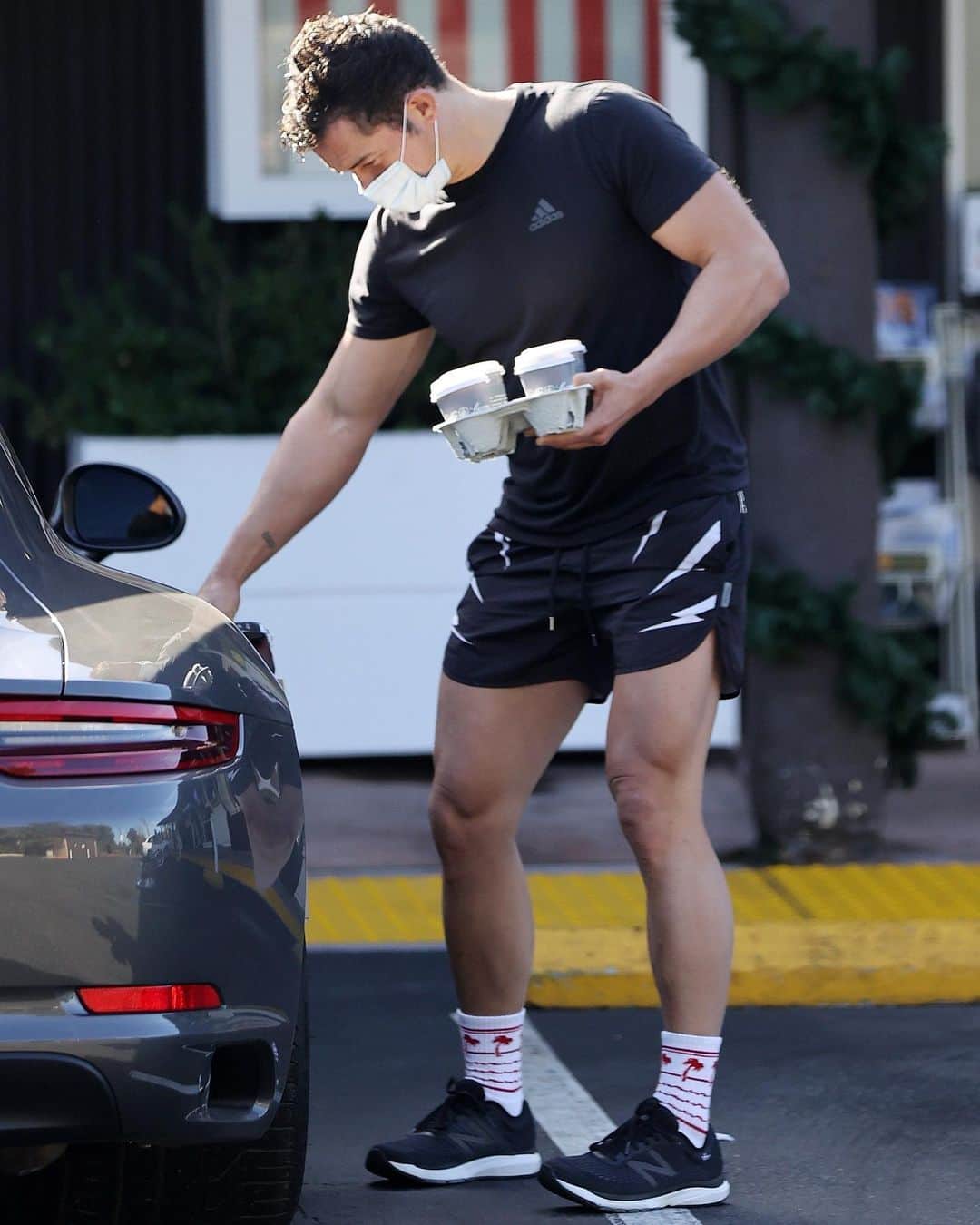 Just Jaredさんのインスタグラム写真 - (Just JaredInstagram)「@orlandobloom is looking ripped these days and he put his fit body on display in a tight tee and short shorts this weekend! #OrlandoBloom Photos: Backgrid」11月24日 8時01分 - justjared