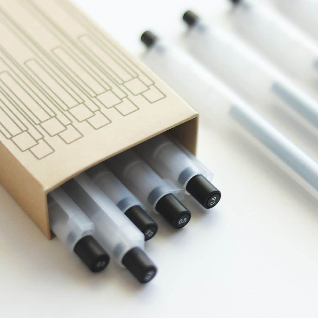 MUJI USAさんのインスタグラム写真 - (MUJI USAInstagram)「Pigmented and smooth for a better writing experience.   MUJI's Ballpoint and Smooth Writing Gel Ink Pens are now available in new, redesigned paper packaging.   Shop now in select stores only. #muji #mujiusa #stationery」11月24日 8時04分 - mujiusa