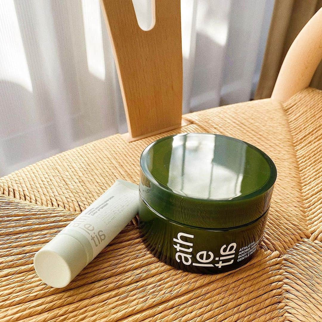 i_am_romikoのインスタグラム：「@athletiabeauty のボディークリームとハンドクリーム🌿 これからの時期にかかせないitem＿＿ 保湿力もあってめっちゃいい香りがするー❤︎ #athletiabeauty#athletia#アスレティア#ボディーケア」