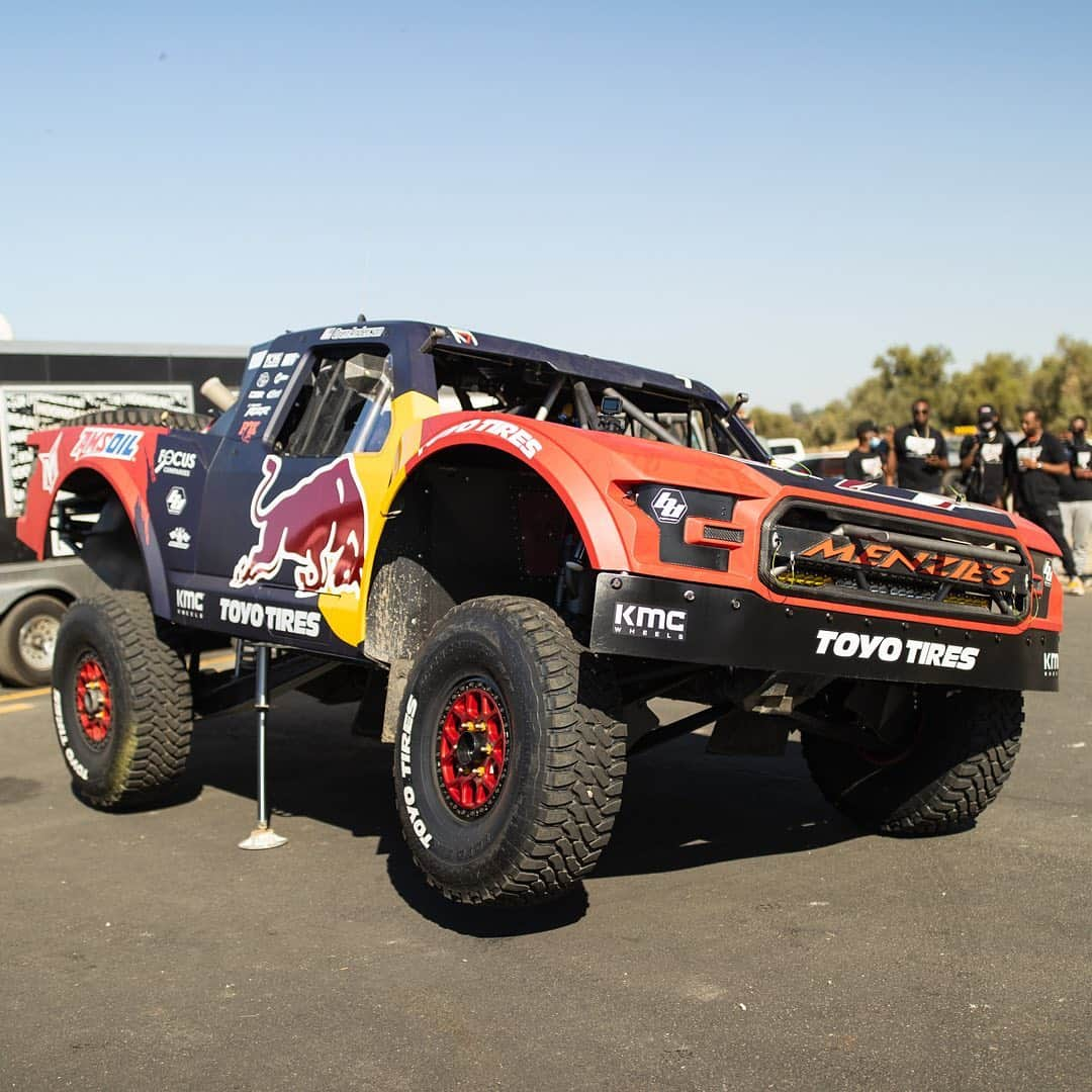 ケン・ブロックさんのインスタグラム写真 - (ケン・ブロックInstagram)「Who thought Bryce’s trophy truck would be so quick off the line?? That was a better matchup than I thought it would be. Big thanks to Bryce and his team for bringing out that beast (AWD 950hp Ford trophy truck) to race against my Ford Mustang RTR Hoonicorn. Hit the link in my bio to see the new episode of Hoonicorn Vs The World on @TheHoonigans YT page. #HoonicornVsTheWorld #Hoonicorn #FordMustang」11月24日 8時09分 - kblock43