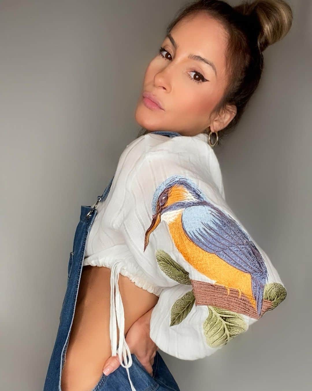Claudia Leitteのインスタグラム：「Quando o shooting acabou, eu desfiz o cabelo, mas aproveitei a make e o cenário pra fazer uns cliques pra me exibir.」