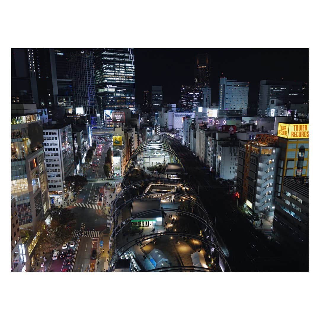 土井地恵理子さんのインスタグラム写真 - (土井地恵理子Instagram)「渋谷の街を眺める一夜。 部屋からの夜景は圧巻でした✨  学生時代、毎日通った街。 あまりの変化に驚きと 寂しさも少し。  こんな時期でもないと 渋谷に泊まることもなかっただろうから 良かったな。  @sequence_miyashitapark  #sequencemiyashitapark #miyashitapark #tokyostay #shibuya #宮下パーク #渋谷 #ホテル #デザインホテル #ライフスタイルホテル」11月24日 8時25分 - ericodoiji