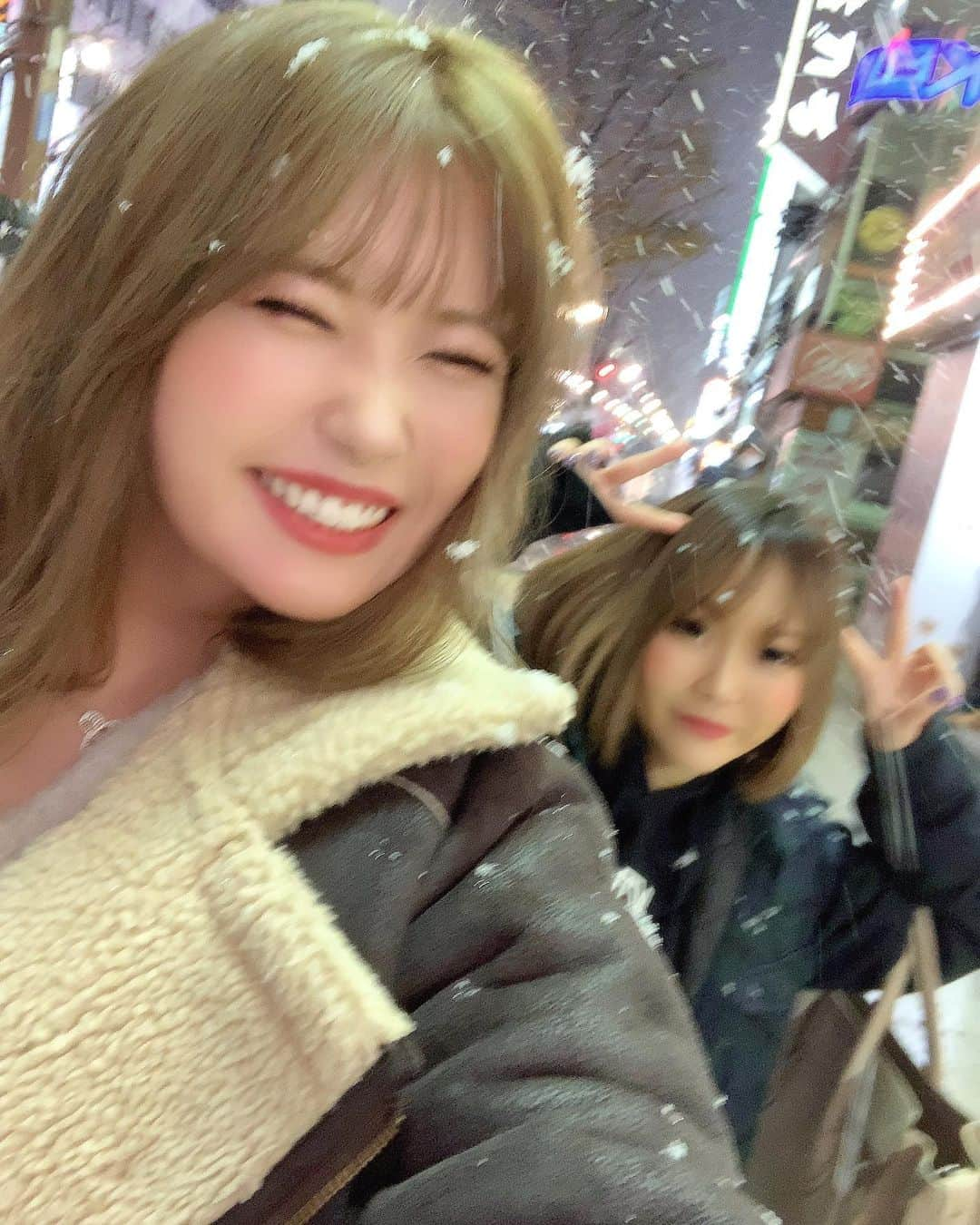 すすきの桃李さんのインスタグラム写真 - (すすきの桃李Instagram)「✴︎ ✴︎ 昨日の仕事帰り いっぱい雪降ってたぁ☃️❄️ ✴︎ 酔っ払ってても 寒いのだけはちゃんとわかった🤤 ✴︎ 昨日べろっべろで 暴食をしてしまったので チートデイって事にして 今日は食事を控えよう🐙 ✴︎ ✴︎ #峰不二子#バルセロナ#バルセロナグループ#豊胸#桃李#ニュークラブ#キャバクラ#夜職#メイク#北海道#札幌#ヘアメイク#すすきの#おっぱい#美容室#ミナミ#ファッション#歌舞伎町#撮影#chanel#YouTube#可愛い#followme#likeforlikes#高収入#いいね返し#follow#instagood#harrywinston#ドレス」11月24日 8時18分 - tori__fujiko