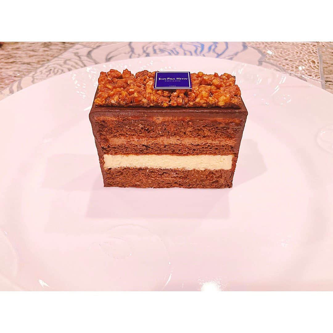 宮本笑里さんのインスタグラム写真 - (宮本笑里Instagram)「先日 @mai.tategami  ちゃんが載せていた 同じケーキをゲットしていたという。。。😳💖　#chocolate #chocolatecake #チョコスタグラム　@jeanpaulhevin_japon」11月24日 8時18分 - emirimiyamoto