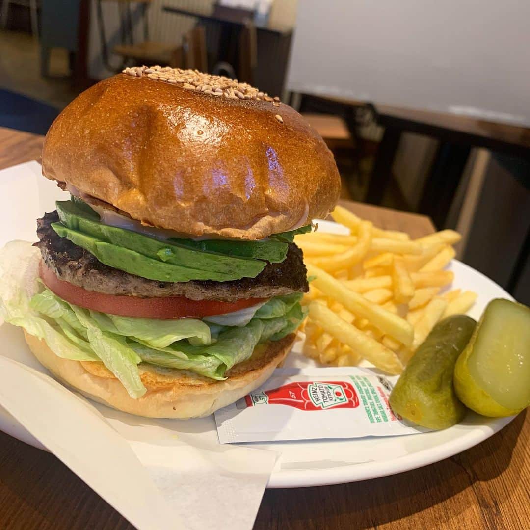 のインスタグラム：「･ ･ ･ ハンバーガーが食べたくなる時あるよね。 すごい美味しかった🍔♡ お店の名前忘れちゃったけど… やっぱりこういうバンズがいい！ ふわふわしてて甘くて🤤🤤 ピクルスもすき。❤ ･ ･ ･ #ハンバーガー #🍔 #食 #ピクルス #バンズ #パン #素材 #大事 #みんなの #おすすめ #お店 #ある #東京 #東京ハンバーガー #巡り #グルメ #まきてぃ #北村真姫」