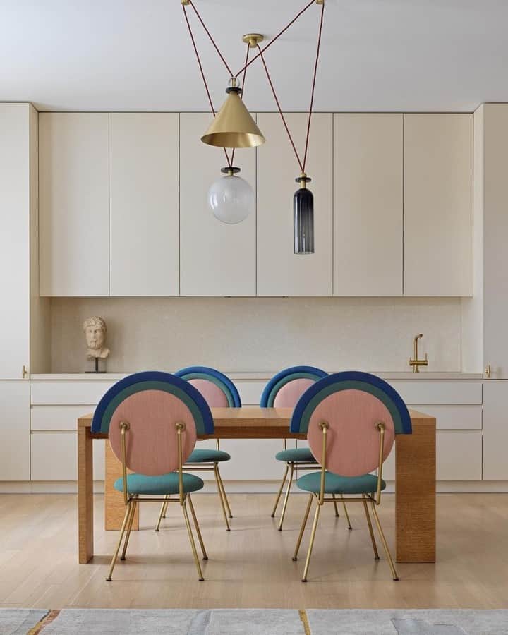 Homepolishさんのインスタグラム写真 - (HomepolishInstagram)「Hard lines meet soft edges in these fabulous statement chairs. They add a subtle yet mighty dose of color to this paired down dining room. Chairs by @mervekahramandesign  Interior design by @angelina_askeri Photo by @skrasyuk」11月24日 8時21分 - joinfreddie