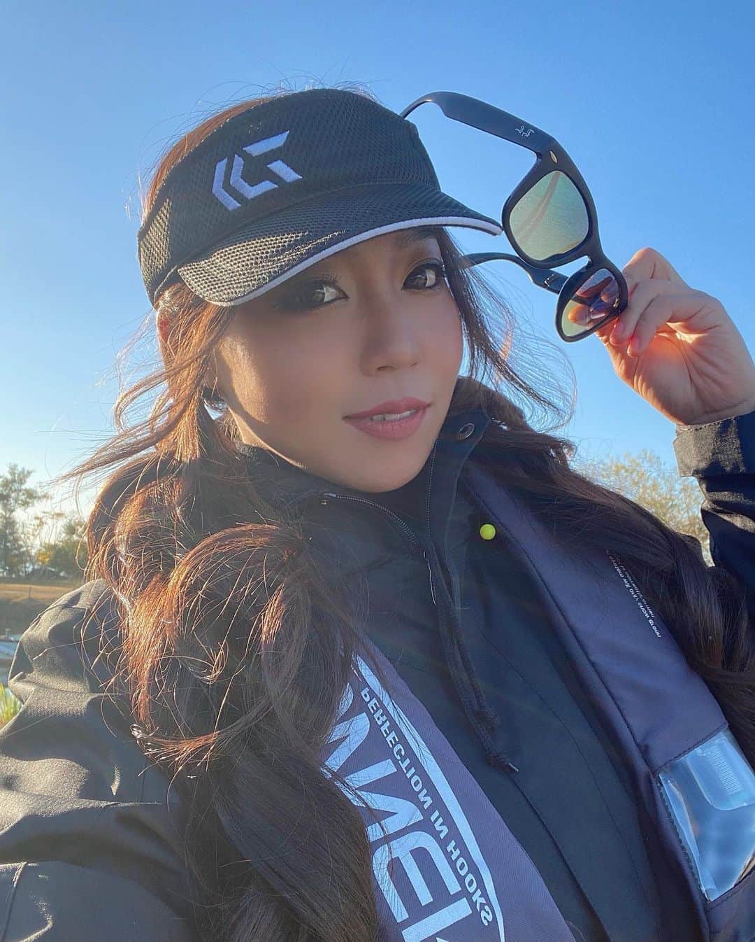 のインスタグラム：「釣ってきます‪🎣‬💙 . . . .  #オカダエンタープライズ  #valenti #valentijapan ﻿﻿  #薬師寺流 #名古屋﻿ #リバティーウォーク  #lbwk  #北海道 #hokkaid #carmodel  #portrait ﻿ #photography  #japan ﻿ #はせがわしほり ﻿ #theworldofportraits ﻿ #carlifestyle  #fashionphotography ﻿  #キャンギャル ﻿  #🇺🇸 #🇯🇵 #corona #mask #kicker #kickeraudio  #釣り #釣り好きな人と繋がりたい #釣りガール #釣り女子 #魚 #釣り初心者」