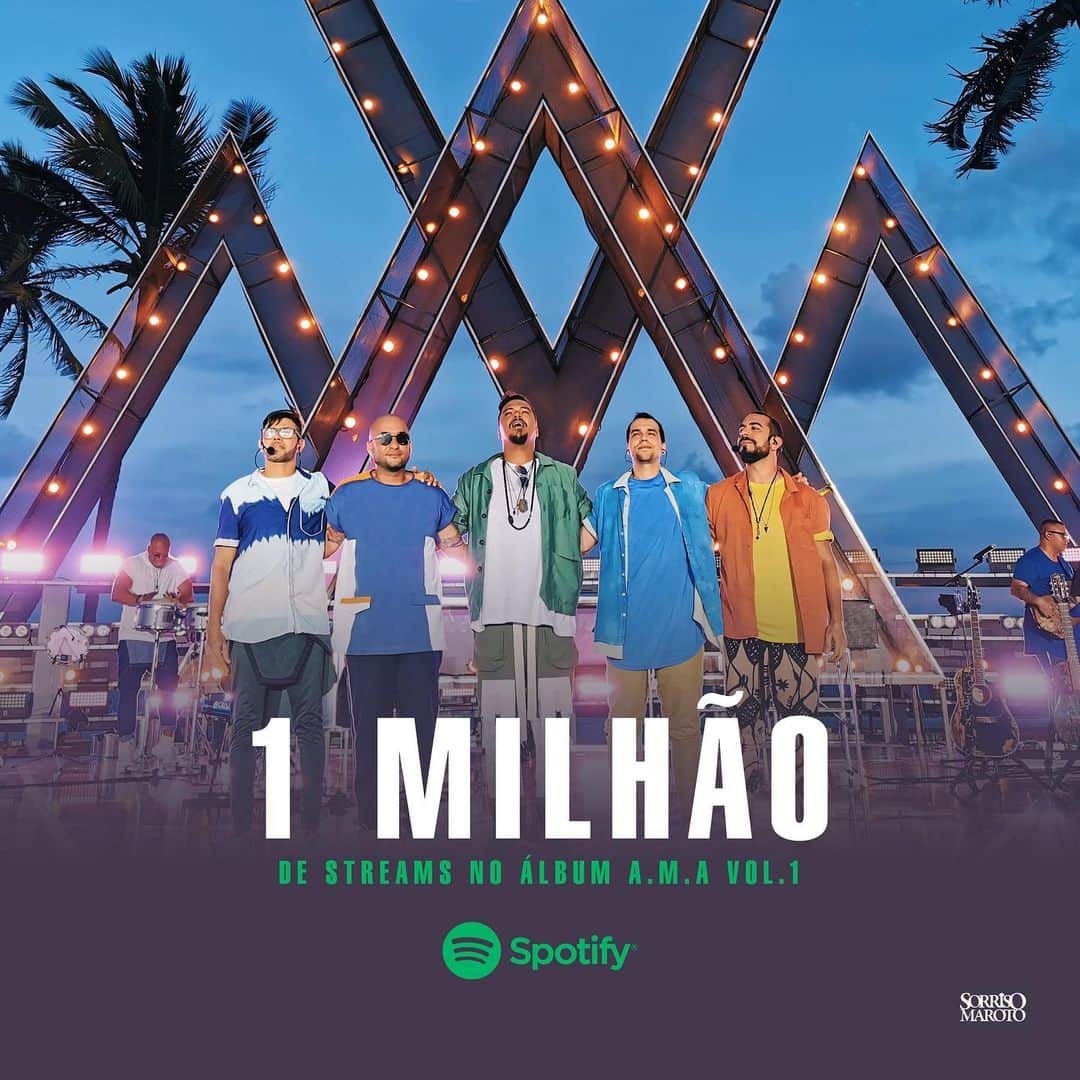 Sorriso Marotoのインスタグラム：「Quatro músicas lançadas até aqui e 1 MILHÃO de plays no @spotifybrasil!   Quando a gente fala que vocês são os melhores fãs do mundo, é assim: o primeiro volume do dvd no ar, poucos dias de lançamento e vocês curtindo as músicas sem parar! 👊🏾  Qual é sua favorita do A.M.A? Arrasta pro lado e conta pra gente.」