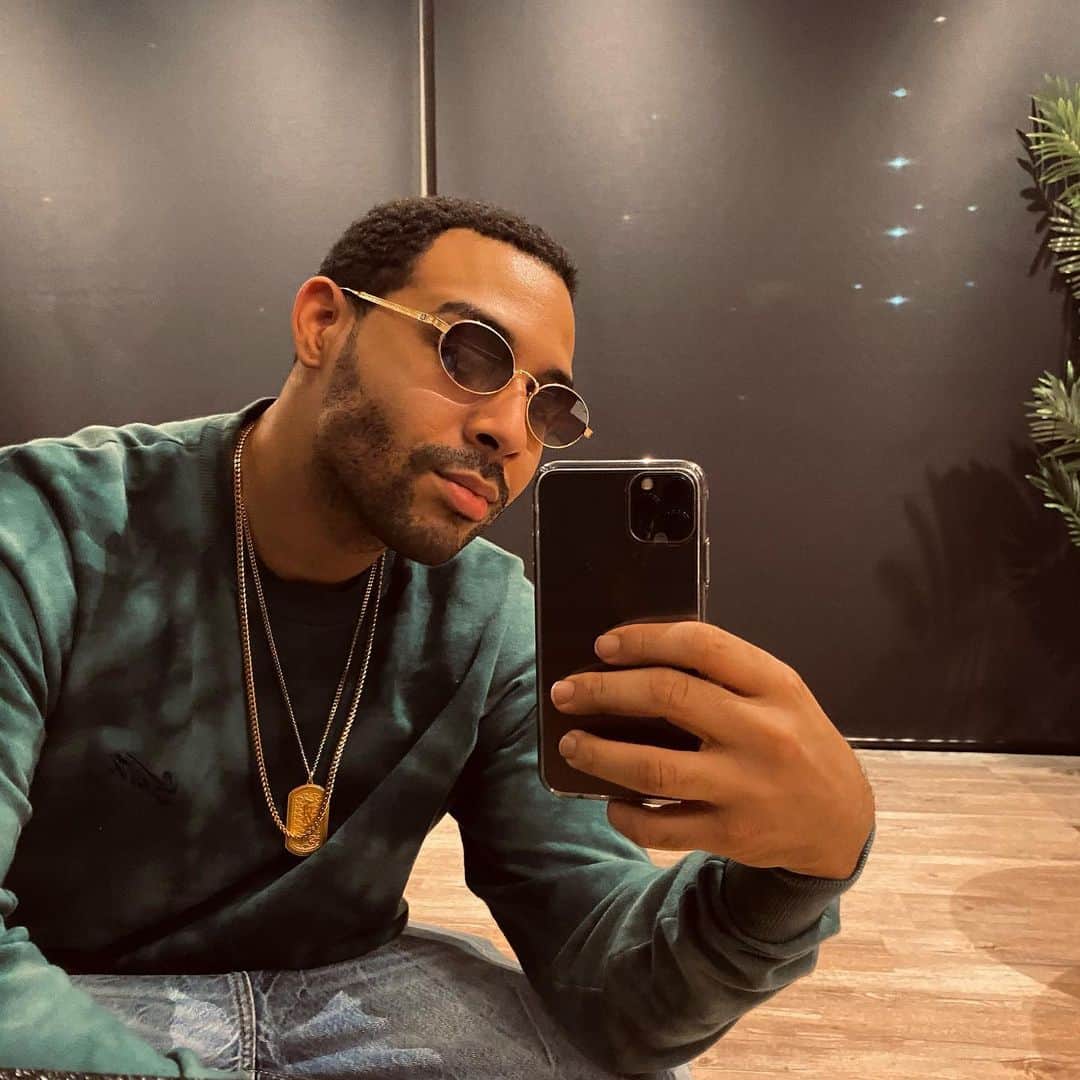 ダーウィンのインスタグラム：「aye yo aye yo 🙂」