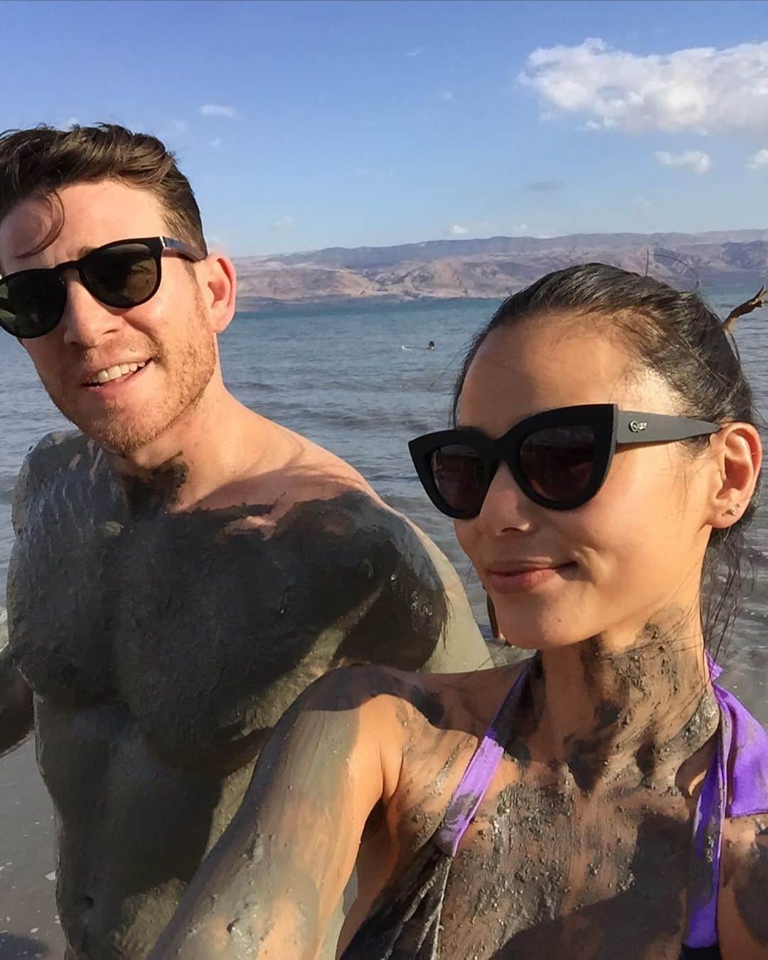 ジェイミー・チャンのインスタグラム：「Stop, drop and roll. How do you apply mud? 6 years ago today. @bryangreenberg #throwback」