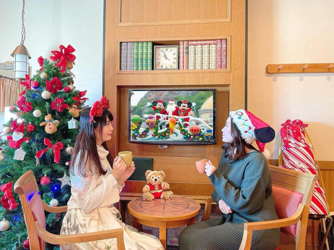 ルナさんのインスタグラム写真 - (ルナInstagram)「ℂ𝕙𝕣𝕚𝕤𝕥𝕞𝕒𝕤 ℝ𝕠𝕠𝕞 🎄﻿ ﻿ 📍東京ベイ舞浜ホテル ファーストリゾート﻿ @maihamahotel_firstresort ﻿ ﻿ クリスマスルームの続き🎄﻿ ウッド調のお部屋が可愛い🎅🎁﻿ ﻿ ディズニーには行かず、﻿ ホテルステイだけを楽しんだから﻿ 本当にまったりできたよ🙌💓﻿ ﻿ ﻿ ＊﻿ #るなディズニー﻿ ＊﻿ ＊﻿ ﻿ #東京ベイ舞浜ホテルファーストリゾート #東京ベイ舞浜ホテル #ファーストリゾート #クリスマスルーム #オフィシャルホテル #ディズニーホテル #ディズニーオフィシャルホテル #フロンティアルーム #舞浜ホテル #クリスマス会 #お泊りディズニー #gotoトラベルキャンペーン #gotoキャンペーン #国内旅行 #ディズニー旅行 #ホテル女子会 #東京女子部 #ディズニーグッズ #クリスマスグッズ #ディズニークリスマス #tokyobaymaihamahotelfirstresort #firstresort #maihama #gototravel #disney #tokyodisneyland #disneyland #christmasroom #japan_travel」11月24日 8時39分 - runakumaa