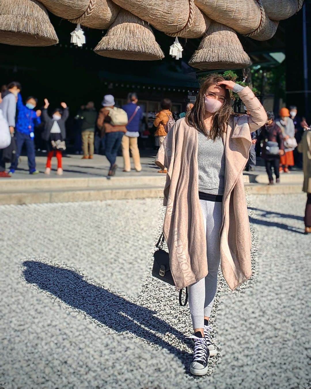 里海のインスタグラム：「初めての　出雲大社⛩🇯🇵 国内旅行ってあまり行った事なかったんだけど  改めて日本ってやっぱり最高🇯🇵だなって 思いました😝  大人になり、仲良しの女友達とみんなで 旅行も最高に楽しいです✨  今更知った楽しいことの１つになりました🥰  更に、虹🌈を１日に４回も見たんです〜🌈🥰  #出雲大社　#⛩ #国内旅行　#島根県　#女子旅　#旅 #虹　#japan #日本　#神迎祭」