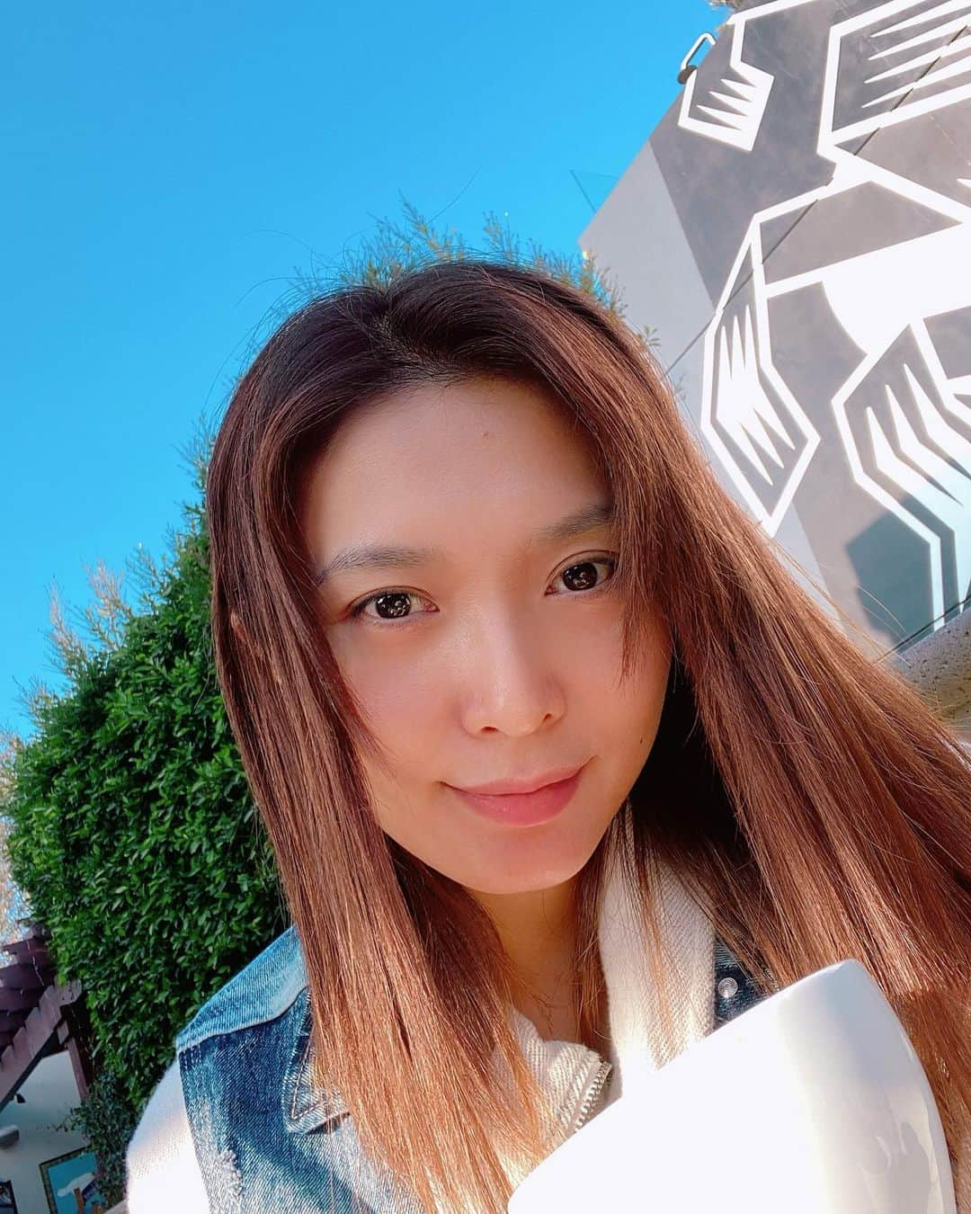 蓮城まことさんのインスタグラム写真 - (蓮城まことInstagram)「☕💭💕 おはようございます🙋🏼‍♀️ コロナの影響で水曜からお店でご飯食べれなくなる (今まではテラス席は使えていた)ので また好きなUrth caffeに来た☕️ ノーメイクで笑 ここのテラス席で芝居の本読むの好きなのよね📖 #Urthcaffe #thanksgiving #holidays  #今週は英語強化週間 #ノーメイクごめんよ #良い天気 #テイクアウトはできるよ」11月24日 8時40分 - makotorenjo_king_official