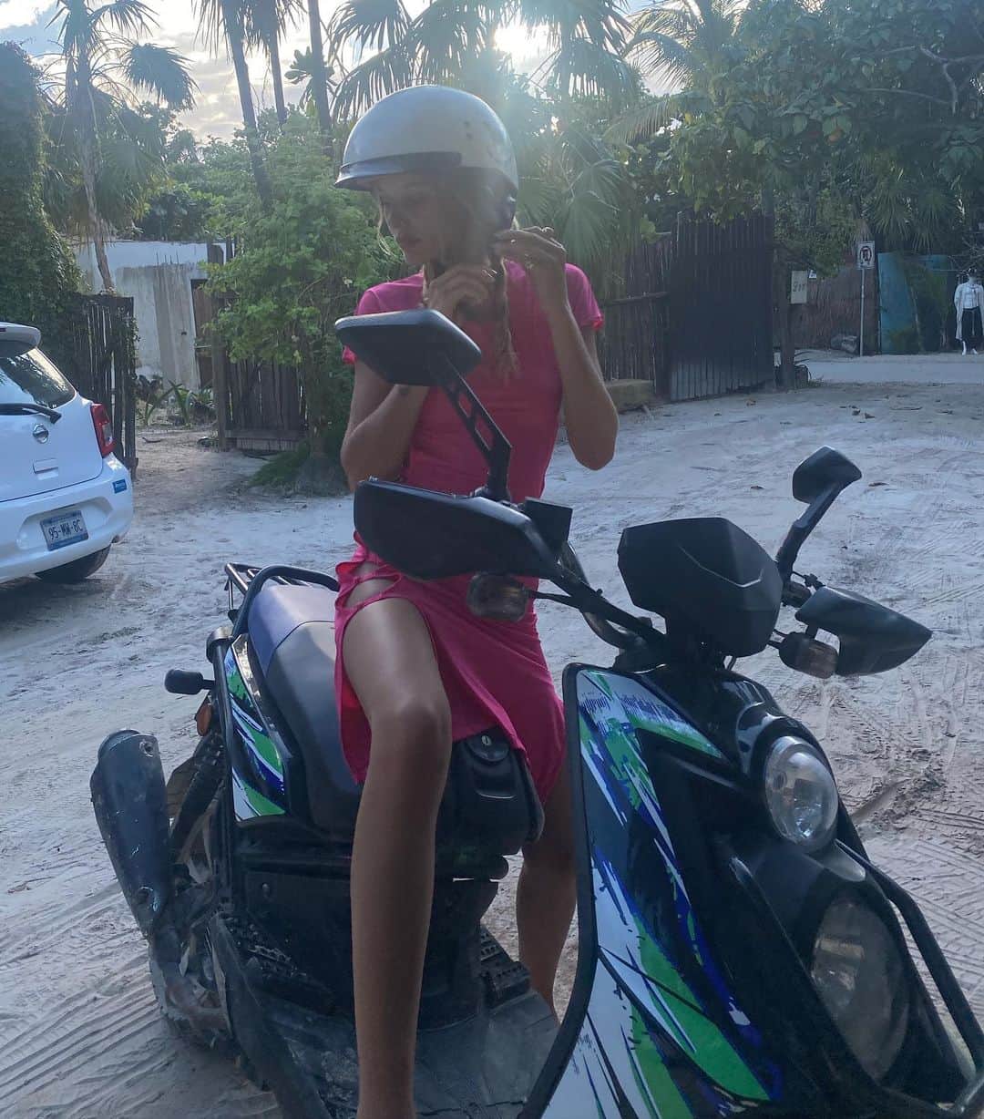 ペイジュ・ライフラーのインスタグラム：「💕🌺🌴💖 reluctantly @ooroosgreen drove 🥱」