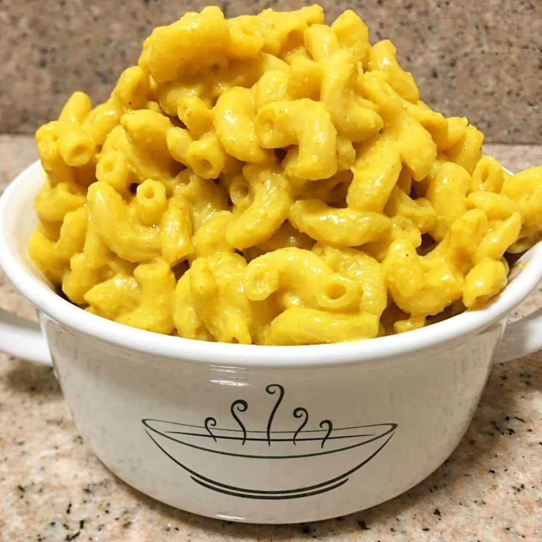 Flavorgod Seasoningsさんのインスタグラム写真 - (Flavorgod SeasoningsInstagram)「Easy Stovetop Vegan Mac & Cheese 💛 seasoned with FlavorGod Cheese Seasoning!⁠ -⁠ by @wens_simpleeats⁠ -⁠ This Easy (VEGAN) Homemade Mac and Cheese Recipe is made with 5 ingredients in 15 minutes on the stovetop (no baking required)! Time to ditch the boxed mac and cheese for this deliciously creamy, smooth & cheesy homemade recipe! Perfect for lunch, dinner, and even for Thanksgiving!⁠ ⁠ #deats⁠ - 1/2 box of macaroni pasta @barillaus⁠ - 3 tbsp Vegan Cheese Seasoning @flavorgod⁠ - roux ( 1 tbsp cornstarch + 3 tbsp water)⁠ - 1 tsp ground turmeric powder⁠ - 3/4 cup Unsweetened Almond Milk⁠ ⁠ In a medium saucepan bring some water to a boil and cook pasta until al dente. Strain and place the pasta back into the pan. Add the vegan cheese, then the roux. Stir and add in the milk and turmeric powder.⁠ -⁠ Flavor God Seasonings are:⁠ 💥 Zero Calories per Serving ⁠ 🙌 0 Sugar per Serving⁠ 🔥 #KETO & #PALEO Friendly⁠ 🌱 GLUTEN FREE & #KOSHER⁠ ☀️ VEGAN-FRIENDLY ⁠ 🌊 Low salt⁠ ⚡️ NO MSG⁠ 🚫 NO SOY⁠ 🥛 DAIRY FREE *except Ranch ⁠ 🌿 All Natural & Made Fresh⁠ ⏰ Shelf life is 24 months⁠ -⁠ #food #foodie #flavorgod #seasonings #glutenfree #mealprep #seasonings #breakfast #lunch #dinner #yummy #delicious #foodporn」11月24日 9時01分 - flavorgod