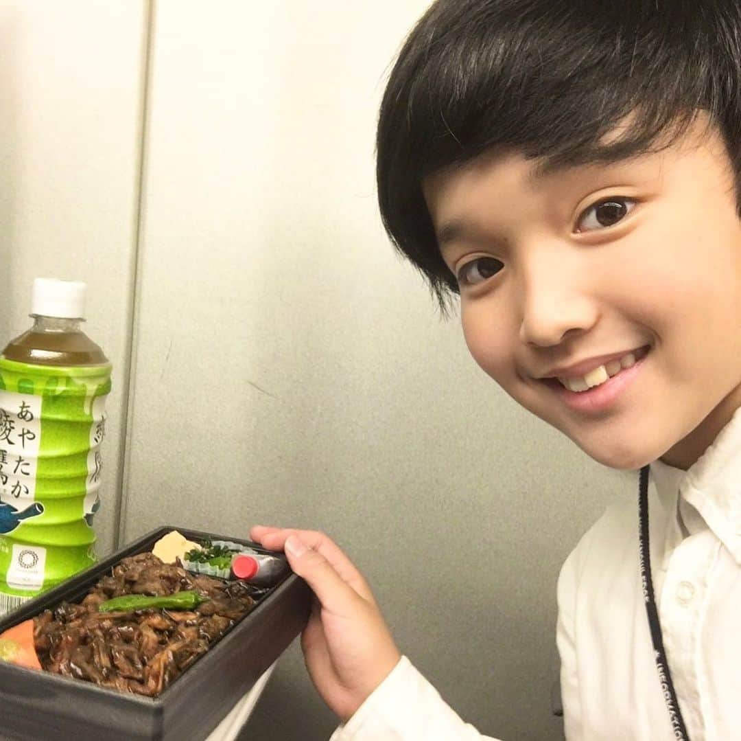 山口太幹さんのインスタグラム写真 - (山口太幹Instagram)「新幹線で炭火焼弁当を食べたよ🍙 宮崎牛が入ってて、すごく美味しかった🥰  品川駅にある塚田農場というお店で買ったんだ‼️ 塚田農場は、宮崎県日南市の地鶏居酒屋なんだけど、今は全国にお店があるんだよ⤴︎  宮崎を今は離れているから、とっても懐かしかった🎶 僕、地鶏大好きなんだ❤️  宮崎もいいとこだから、ぜひ行ってみてね🛩 フワちゃんもプライベートで宮崎旅行してましたね🤗  #山口太幹 #小学生男子 #子役 #海汐プロダクション所属#アービン所属 #宮崎出身 #休日の過ごし方 #新幹線 #駅弁 #炭火焼弁当 #炭火焼き #地鶏 #宮崎牛 #塚田農場 #地鶏居酒屋 #品川駅 #自撮り #宮崎県 #フワちゃん #宮崎旅行」11月24日 8時54分 - taiki_umipro