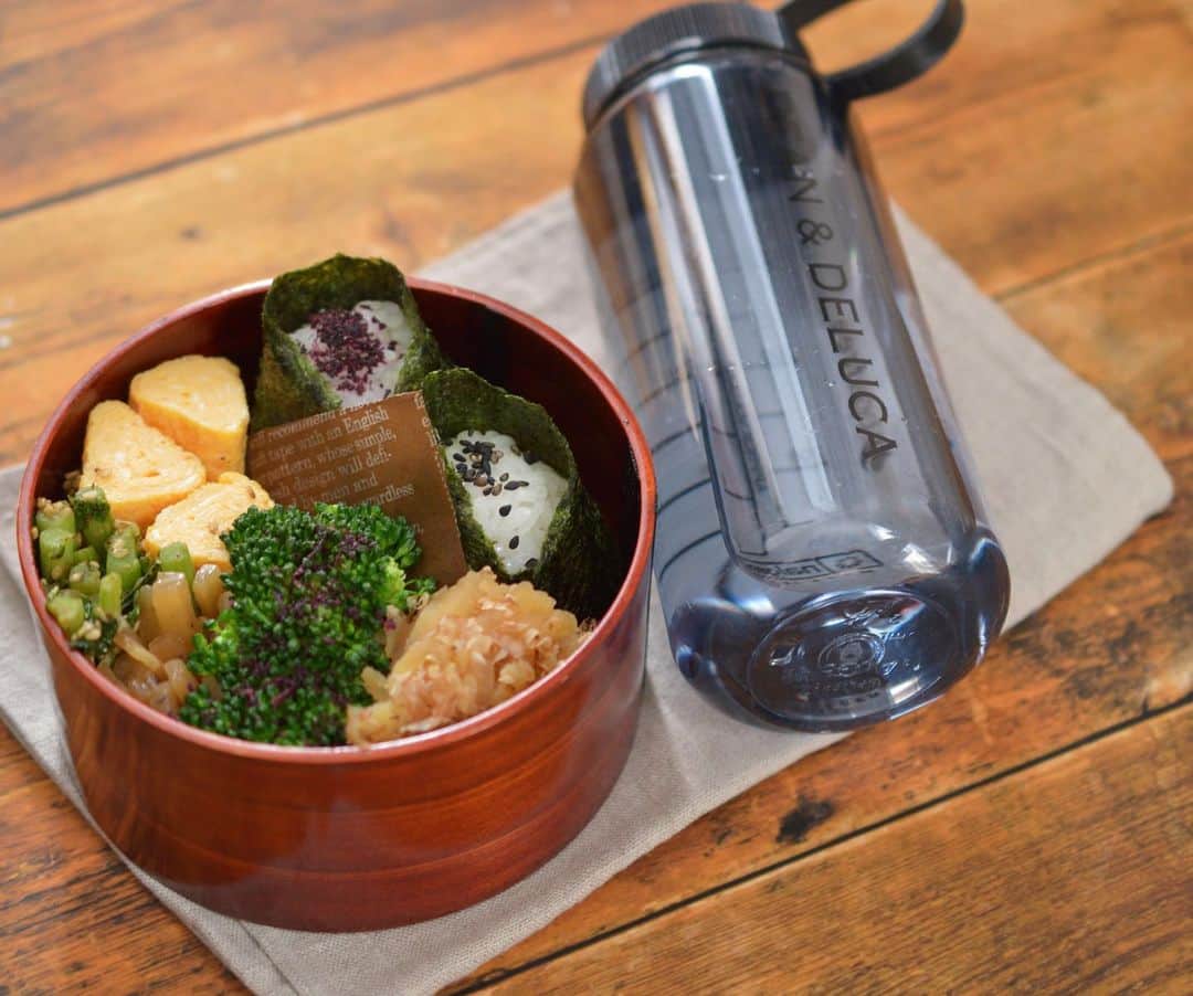 yukiyoのインスタグラム：「2020.11.24* ・ 今日のお弁当 ・ 梅干し、焼き鮭おむすび 玉子焼き 大根菜炒め（うどんのおだし味） 大根炒り（ #父が作りました ） ブロッコリーゆかり和え じゃがいもおかか煮 ・ 今日は写って無いけどインスタント味噌汁 ・ ナルゲンボトルには普通のお水 ・ ・ けんさん休みの為今日はお弁当一つ 今週は楽だわ笑 ・ 今日は大根葉を" #うどんのおだし "味で。 出汁は炒め物にも合うよなぁ。 @dashi_gura  ・ ・ ・ #お弁当 #obento #bento #lunch #lunchbox #onthetable #japanesefood #暮らし #曲げわっぱ #lin_stagrammer #ロカリ #おうちごはんLover #マカロニメイト #IGersJP #おむすび #おにぎり #サーモス  #だし蔵  #関西おだし #関西限定 #大阪限定 #無添加だし #だしパック #dashicup #だしカップ #deananddeluca #ナルゲンボトル」