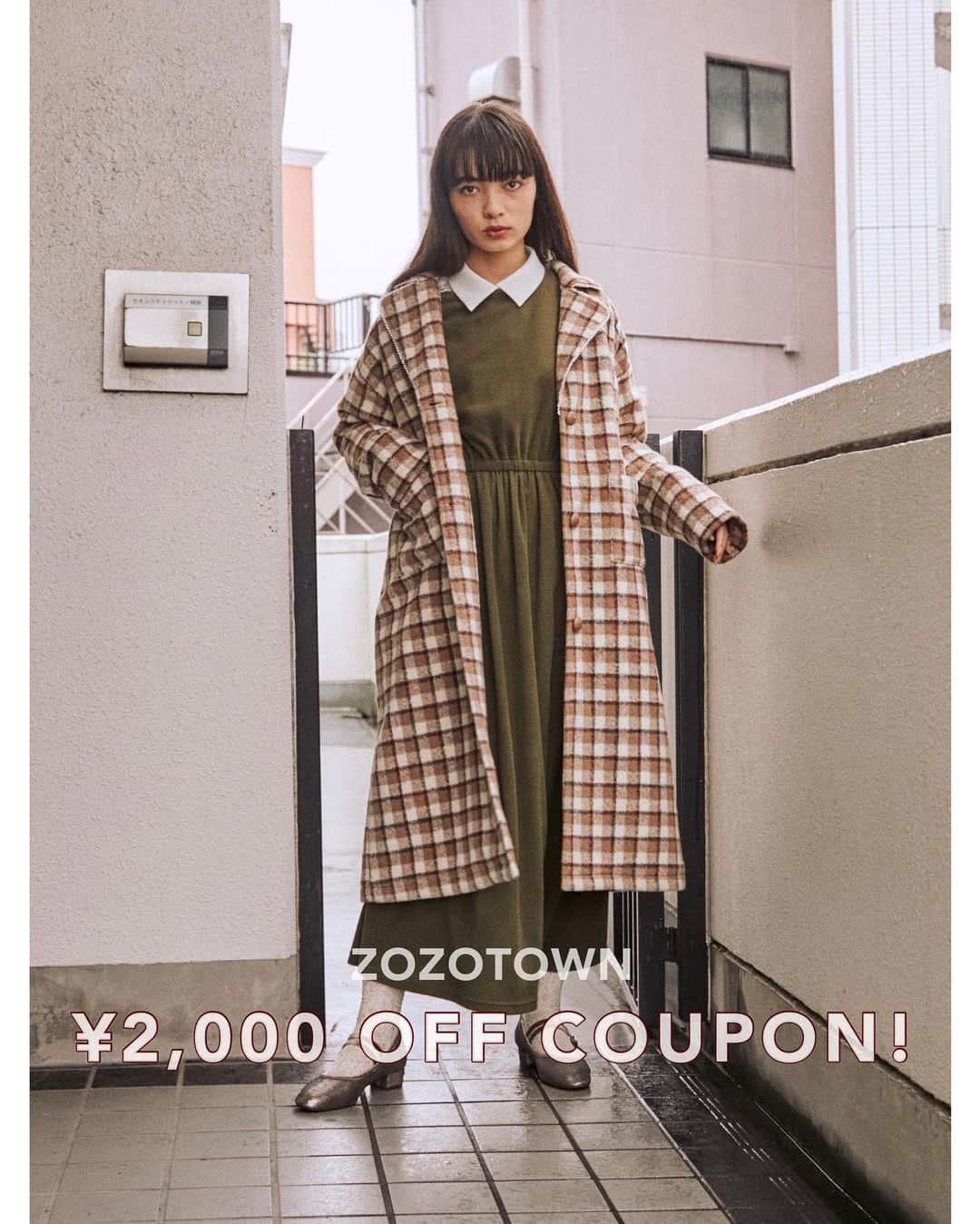 merry jennyさんのインスタグラム写真 - (merry jennyInstagram)「【ZOZOTOWN ¥2,000 OFF COUPON】 ㅤㅤㅤㅤㅤㅤㅤㅤㅤㅤㅤㅤㅤ 11/24 (tue) 24時間限定 ¥2,000 OFF クーポン発行中！ ㅤㅤㅤㅤㅤㅤㅤㅤㅤㅤㅤㅤㅤ 新作・予約itemもおトクに…♡ ㅤㅤㅤㅤㅤㅤㅤㅤㅤㅤㅤㅤㅤ topのURLから⇨ @merryjenny_instagram  ぜひcheckして下さいね♡ ㅤㅤㅤㅤㅤㅤㅤㅤㅤㅤㅤㅤㅤ ＼本日限定♡／ ◯ MIXチェックテーラードロングコート col : beige / light gray / green ¥19,800 ⇨ ¥17,800 (tax in) ㅤㅤㅤㅤㅤㅤㅤㅤㅤㅤㅤㅤㅤ 大柄のチェックが他の地毛で 愛らしいテーラードカラーのロングコート。 ㅤㅤㅤㅤㅤㅤㅤㅤㅤㅤㅤㅤㅤ 様々なカラーが組み合わさったチェック柄は、 暗くなりがちな冬のstylingを ぱっと明るくしてくれます。 ㅤㅤㅤㅤㅤㅤㅤㅤㅤㅤㅤㅤㅤ 襟先には、小さなピコレースをこっそり飾り立てて。  ㅤㅤㅤㅤㅤㅤㅤㅤㅤㅤㅤㅤㅤ ㅤㅤㅤㅤㅤㅤㅤㅤㅤㅤㅤㅤ #merryjenny #メリージェニー  #2020aw #winter #surrealisme  #ZOZOTOWN #sale」11月24日 0時01分 - merryjenny_instagram