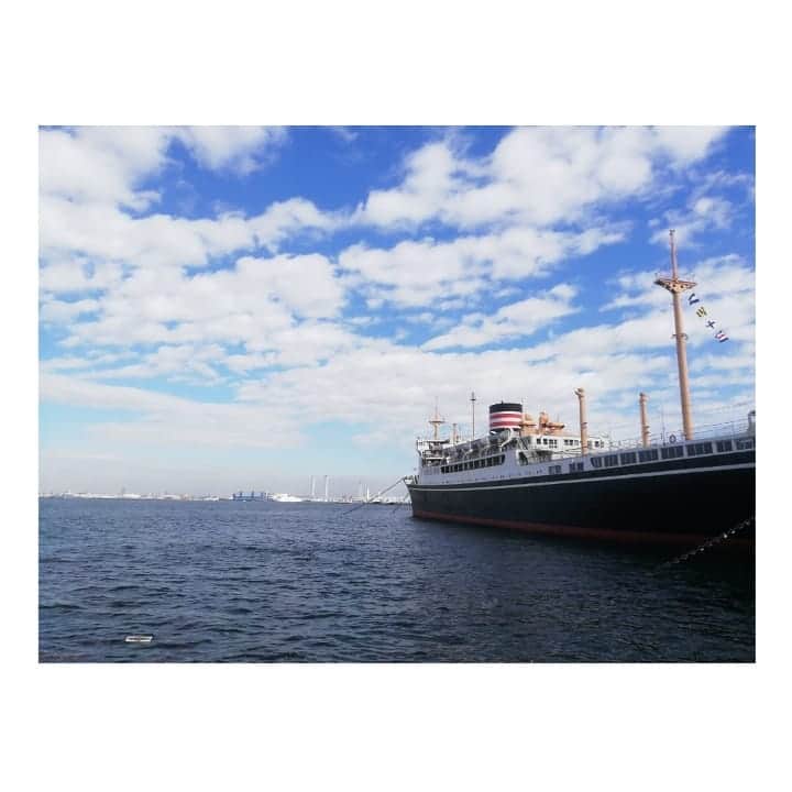 近藤笑菜さんのインスタグラム写真 - (近藤笑菜Instagram)「少しずつ。やっていけてるかな。 ドキドキは気の持ちようでわくわくに変われるんだね。 未来へのわくわくがたくさん🌻 . 📸 これは横浜の海。空。船。 ごみも浮いてるけども。笑 海って昔から馴染みがないから、いつ見ても少しわくわくしてしまう🚢 旅したいなぁ」11月24日 0時01分 - emina_kondo