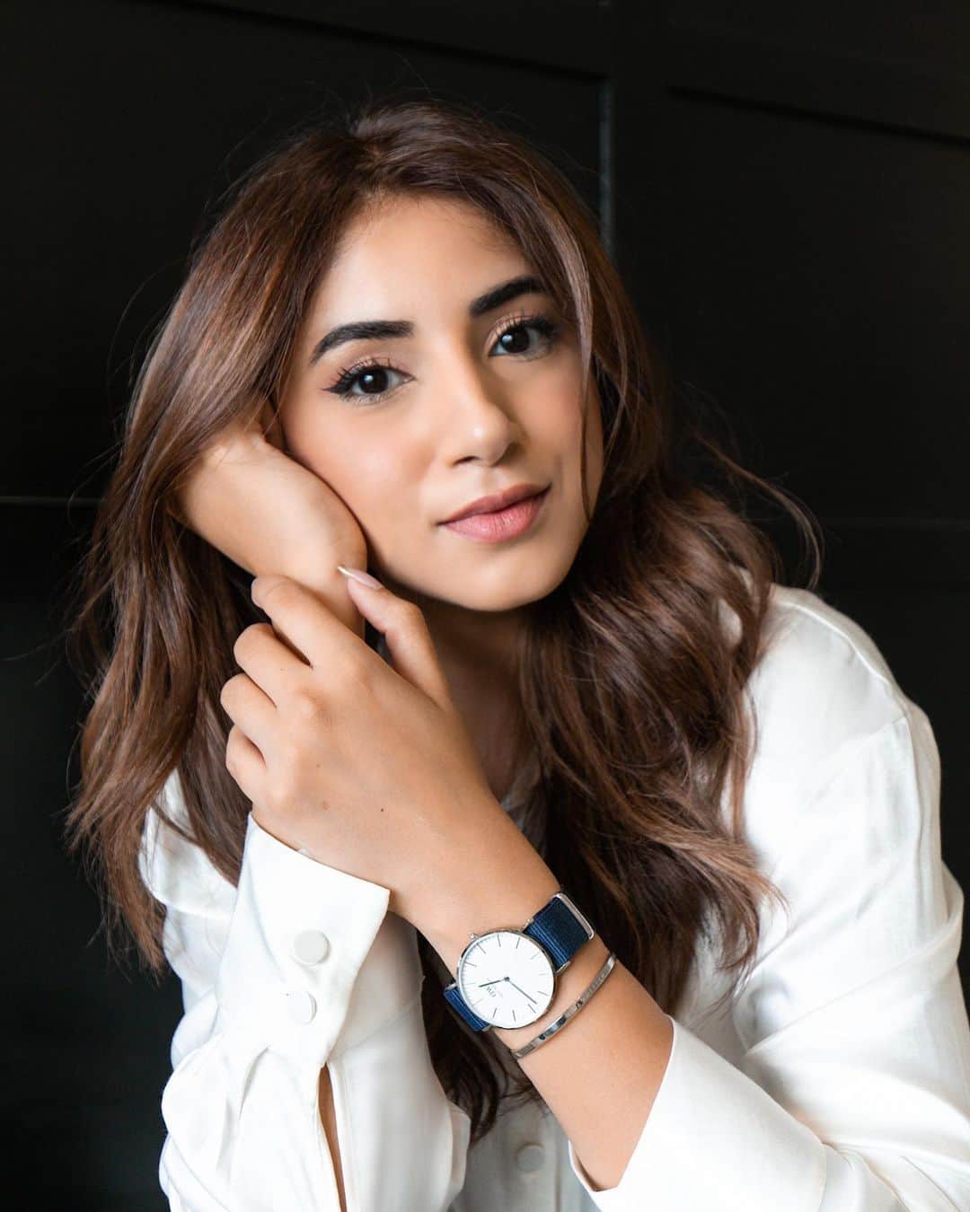 Aashna Shroffさんのインスタグラム写真 - (Aashna ShroffInstagram)「It's the details that make your outfit special 🖤 Elevated a classic white shirt with my @danielwellington Classic Bayswater watch.  Do you have a Daniel Wellington watch yet? If not, now’s the time! Their Black Friday offer includes 50% off on selected watches!💥  And you can use my code AASHNAXDW for extra 15% off on their website!  #danielwellington」11月24日 0時02分 - aashnashroff