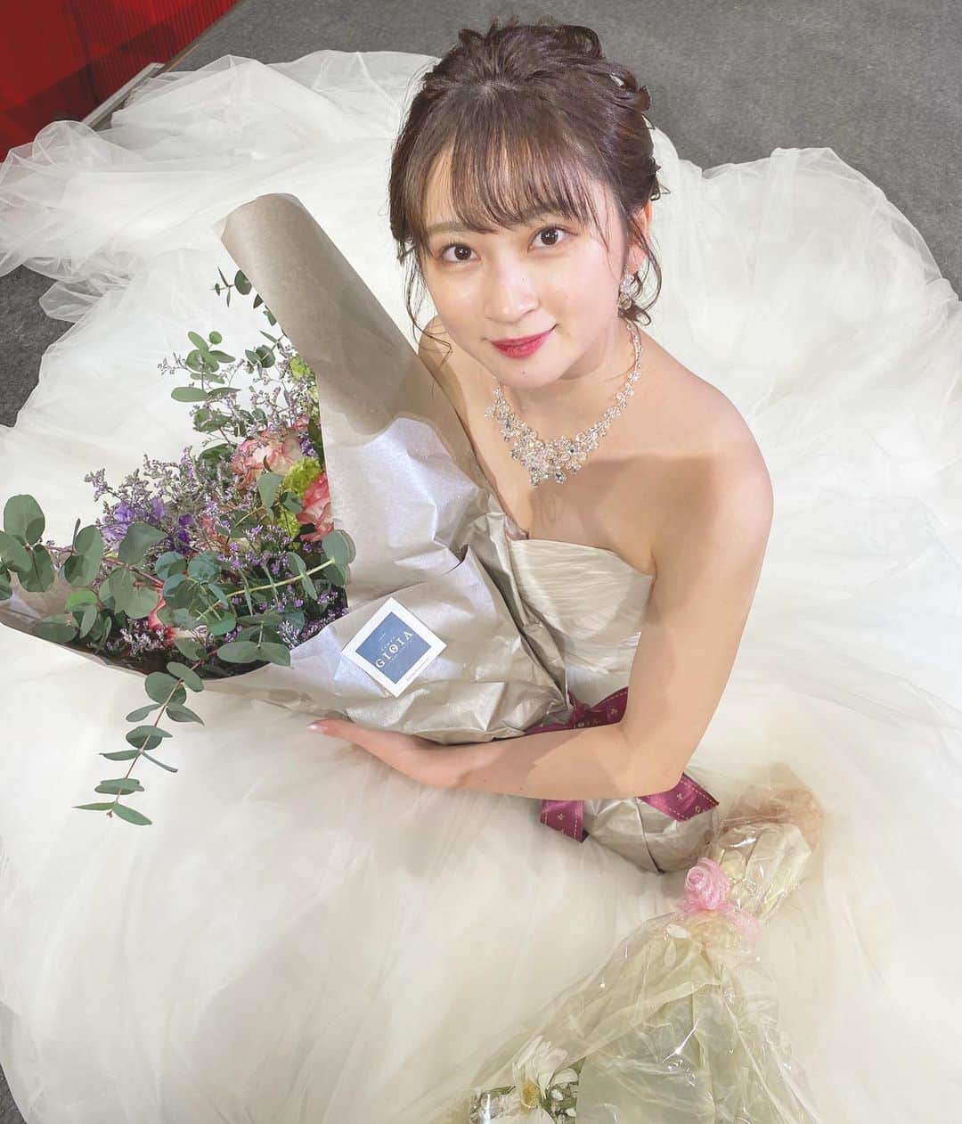 のインスタグラム：「先日ファイナルイベントを終えました ほんまに長いのか短いのかよくわからない4ヶ月間やったなあ💭  ちぃちゃんも書いていましたが、ファイナリストのみんなでずっと話していたんです ミスキャンって辛いよなあ、でも何が辛いかはよくわからんよなあ、説明できないけどなんか常に辛いよなぁって。 その「何か」は私にとって、「自分が求めるミスキャンへの理想像」だったんじゃないかなと思います ミスキャンは、綺麗でかわいいのは当たり前、清楚で常に正しい行動をしていなければいけないのだと求められている気がして、自分もそうならなければと、常に思いつめてしまっていました  現実の私はもう本当に、普通の平凡な大学生で、容姿にも自信はありませんでした 自分で出場しておいて、大学内で、「あ、あの子ミスキャンの子だよね！」という声が聞こえるのでさえ怖くて、言われてもいないのに「大したことないね」って言われてる気がしていました 他のファイナリストはオーラがすごいのに、それに対して平凡な自分が本当に嫌で、私だと気づかれないようにメガネをかけて帽子をかぶってマスクをして明らかに不審な格好で学校に行ったこともありました（笑） 今考えるとばかばかしいですが、それぐらい注目されるのが辛かった時期がありました  でも、応援してくださった皆様の優しい言葉のおかげでちょっとずつ自分が好きになり、この平凡さや不器用さも全部含めた自分を認められるようになりました 結局は誰と比べても自分は自分でしかいられないのだから、人と比べるのではなく、昔の自分と比べて今がもっと素敵になれるように努力しよう、そう思うことができるようになりました  この活動を最後まで投げ出さず、大きく成長できたのは支えてくださった方々の優しい言葉のおかげです。 本当に感謝しかありません、本当に本当にありがとうございました！ みんなの記憶に少しでも残れたり、影響を与えることができていたらうれしいな  廣田佳菜子」