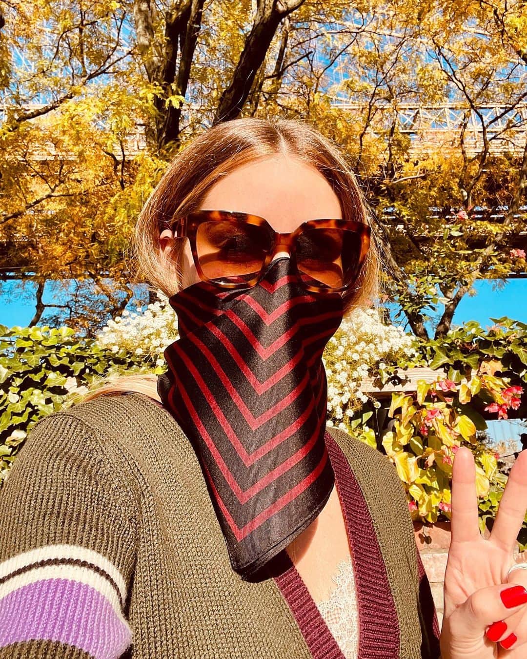 オリヴィア・パレルモのインスタグラム：「Fashion bandit in my lescarf OP002 🤠  Styling tip to keep the scarf from sliding: double-sided tape will keep the scarf adhered to your mask 😷 #staysafe #staystylish」