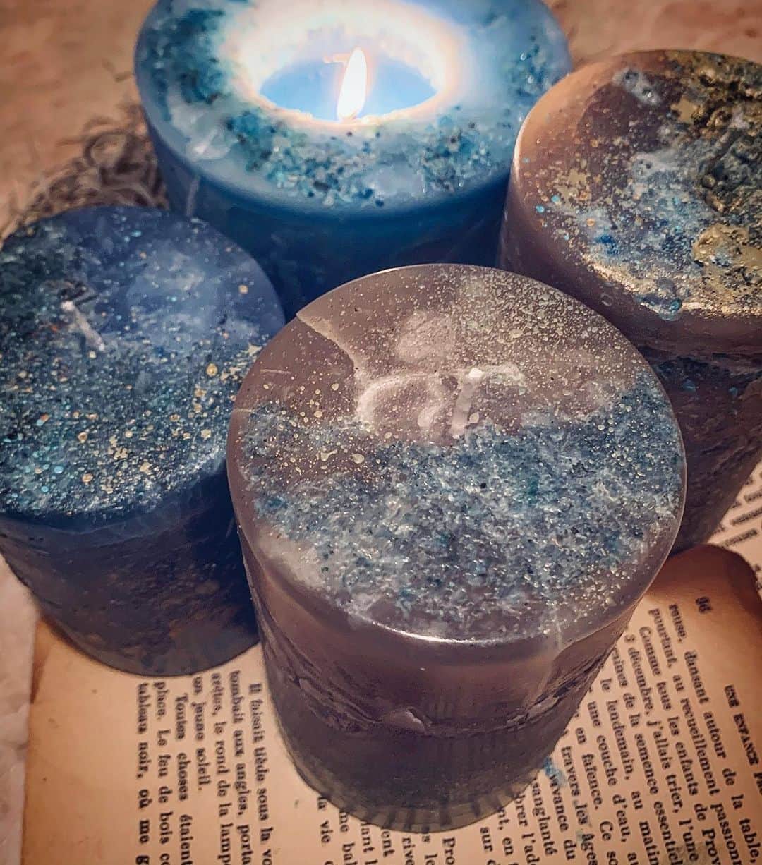 澤田友美さんのインスタグラム写真 - (澤田友美Instagram)「. 送らなきゃ🎁🕯 待っててね🙏🏻💕 . . #candle #handmade #paint #naturalstone #earth #ocean」11月24日 0時06分 - tomomi__sawada