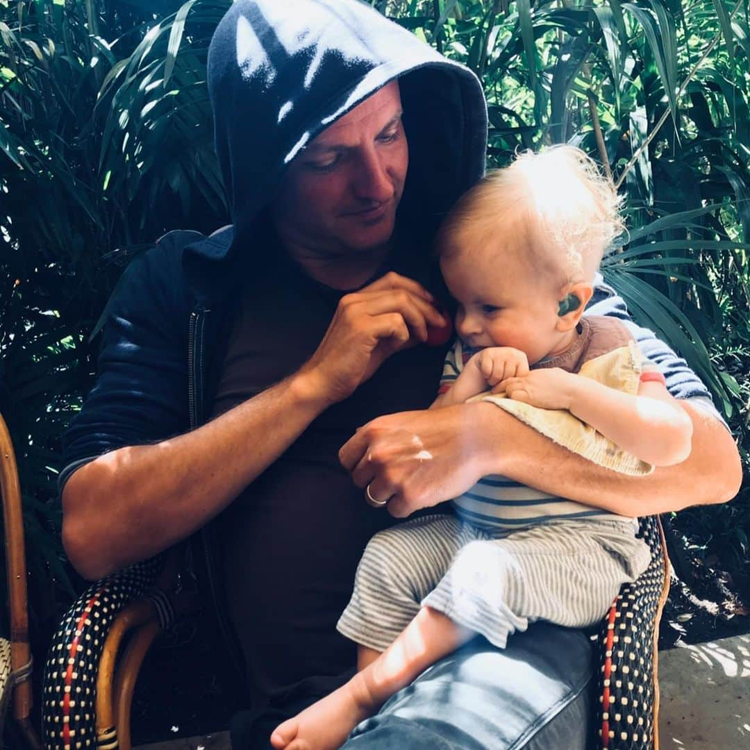 ミッキー・サムナーさんのインスタグラム写真 - (ミッキー・サムナーInstagram)「This seems to be the only photo I have on my phone of my brother where he doesn’t have either one of his babies or my baby in his arms. Happy Birthday My brother @thejoesumner - a man with a deep deep heart ♥️. I love you Joe.」11月24日 0時16分 - sumnermickey