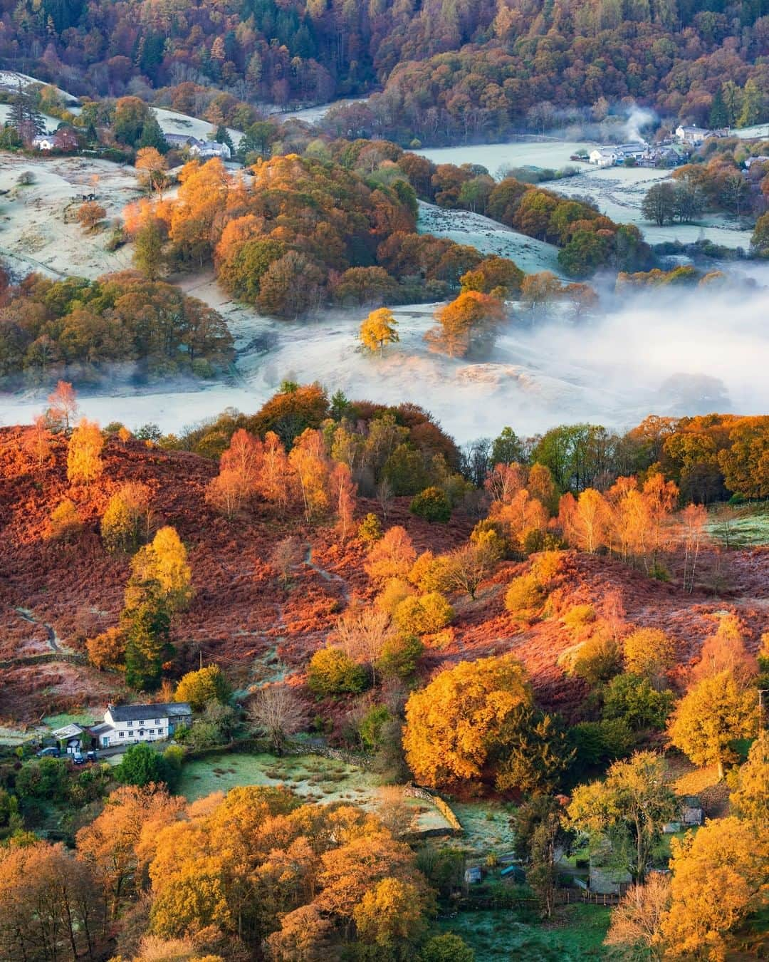 Discoveryさんのインスタグラム写真 - (DiscoveryInstagram)「A stunning autumn sunrise from Loughrigg Fell in the heart of the English Lake District National park.🍁  #loughriggfell  #englishlakedistrict #britishisles #autumncolors #naturephotography #fallfashion」11月24日 0時16分 - discovery