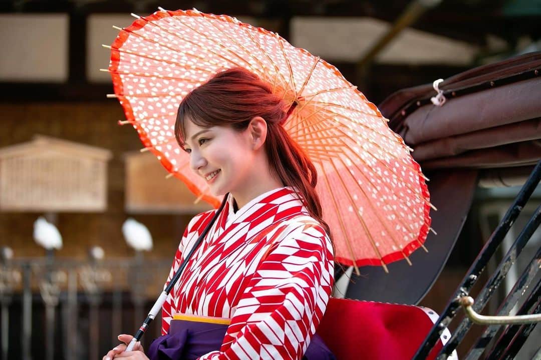 のインスタグラム：「地元愛媛に帰省した時に﻿ 道後温泉♨️で撮影をしてきました🌟﻿ ﻿ レースクイーンのお仕事中はパラソル⛱だけど、﻿ この日は竹傘🌂に…😊✨﻿ ﻿ 全国各地の温泉街で撮影やロケしてみたいなぁ…🥺💕  #那津あやこ #愛媛 #モデル #撮影モデル #温泉 #道後 #松山 #東京 #tokyo #matsuyama #racequeen #rq # #model #shooting #narrow #cm #pr #japan #japanesegirl #hotsprings #matsuyama #ehime #レースクイーン #アナウンサー #着物 #温泉ソムリエ #草津温泉アンバサダー #followｍe #onsen #kimono」