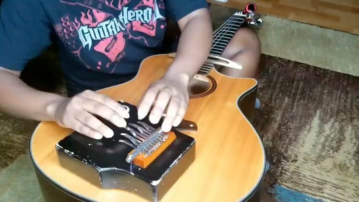 カーキ・キングのインスタグラム：「Today's passerelle model is the one and only Yasmin Williams @guitar.yaz who wastes no time getting to the sad beautiful place. You should follow her and listen to everything she's ever done. You should also get your passerelle soon--use code Kaki20 for 20% off in my merch store through Nov 30. Link in bio or click through kakiking dot com at the "shop" tab.   Repost from @guitar.yaz • Late Night Vibes 🌑🌒🌓🌔  Finally got a chance to experiment with this new passerelle! Thanks @kakigram for sending it over! It sounds very cool, but it would probably sound better if I knew what I was doing 😅   Also shout out to @bonustimemusic for the really awesome idea of using little magnets on a kalimba to quickly change the pitch of a tine. Very tricky technique, but very useful!  #experiments #guitar #kalimba #passerelle #guitarhero #isthebest #videogame #ever」