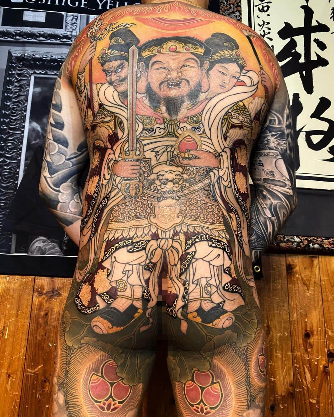 SHIGEのインスタグラム：「In progress “Sanmen Daikokuten” Work at King of Tattoo 2020, second day,, Thank you Masa! @masamasa.life Otsukaresama Deshita!  #shige #shigetattoo #shigeyellowblaze #yellowblazetattoo #黄炎 #三面大黒天 #sanmendaikokuten  #日本刺青 #japanesetattoo #japaneseart #japan @bishoprotary #bishoprotary @inkeeze #inkeeze #dipcaps #bishopfamily #fusionink #fusioninkproteam #kingoftattoo2020」