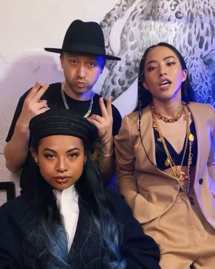 大門弥生のインスタグラム：「"Rich or Dead feat なみちえ" Just dropped⚡️⚡️ ． 歩く哲学女なみちえと クソやばいの作ったよ。 2020年、生き残るか落ちるか 二択になってしまったこの世界に吐いたバース。 ． Link in Bio ． #マスクの下ポーカーフェイスごっこ #一回目なのでシュール #みんなもやってみよw」