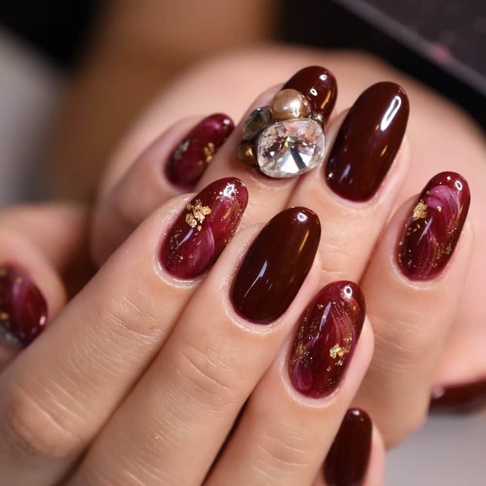 Yuka Maeda ::manicurelistのインスタグラム：「. . Salon data▼ ＝＝＝＝＝＝＝＝＝＝＝＝＝＝＝＝＝＝＝＝ . CADENAS -nail eyelash salon- ●Nail artist  @yuka.maeda  @yuki_cadenas ●eyelash　@cadenaseyelash  ゲストに愛と感動を…♡ . 【 LINE ＠cadenas 】 ご予約/お問い合わせはLINEよりお気軽に🤲 ▶︎▶︎#cadenasnail デザインアップしてます♡  price…★⭐︎Instagram特別キャンペーン中⭐︎★ . 「インスタ見たよ👀」と LINEからご予約で特別プライス7500円！！ . ※ご新規様限定 ※キャラクターや特殊なエレメント等のみ 別途料金いただく場合ございます🙇🏻‍♀️ . . price…初回8000円（オフ込み） access…大阪市北区堂山町16-1  中崎町駅  徒歩5分 /  梅田駅  徒歩6分 . tel… 06-4792-8617 ＝＝＝＝＝＝＝＝＝＝＝＝＝＝＝＝＝＝＝＝ . . .  #中崎町ネイルサロン #梅田ネイルサロン #大阪ネイルサロン #関西ネイルサロン #インスタネイル #instanails #instanail #トレンドネイル #ネイルサンプル #クリアネイルデザイン  #ネイルブック #ボルドーネイル #ネイルチェンジ #今月のネイル #にゅーねいる #秋ネイル #ミラーネイル  #ネイル大好き #赤ネイル #ネイル部 #女子力向上委員会 #女子力 #女子力ネイル #アートネイル #金箔 #ニューネイル  #ナノソル #ナノソルcc  #ナノソル販売店大阪」