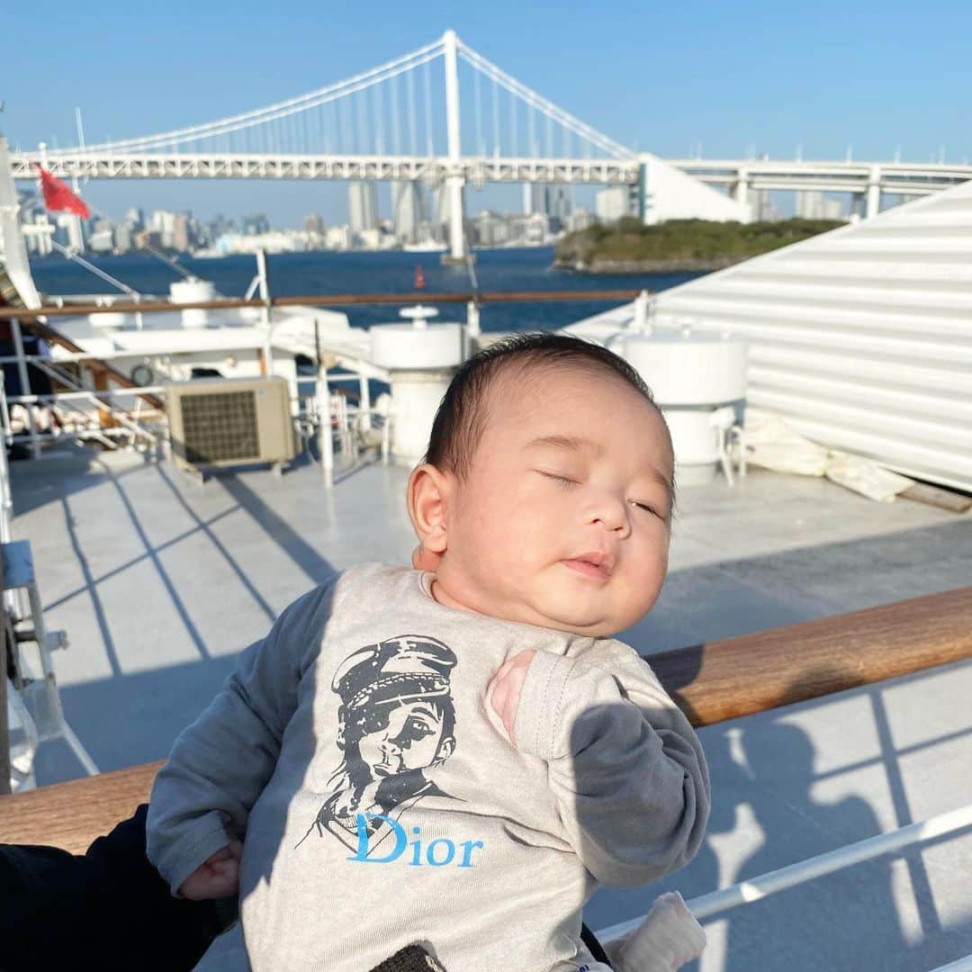 DJ JUICYさんのインスタグラム写真 - (DJ JUICYInstagram)「季節外れの暖かかった日も、今日で終わりみたい...  初めて過ごす冬❄︎ 風邪ひかないように元気で過ごせますように...🙏😌💙✨  👶眩しい時の顔🤣🤣🤣  #息子#赤ちゃん#生後2ヶ月#赤ちゃんのいる生活#babyboy #baby#love#cute#babystagram」11月24日 0時12分 - dj_juicy0912