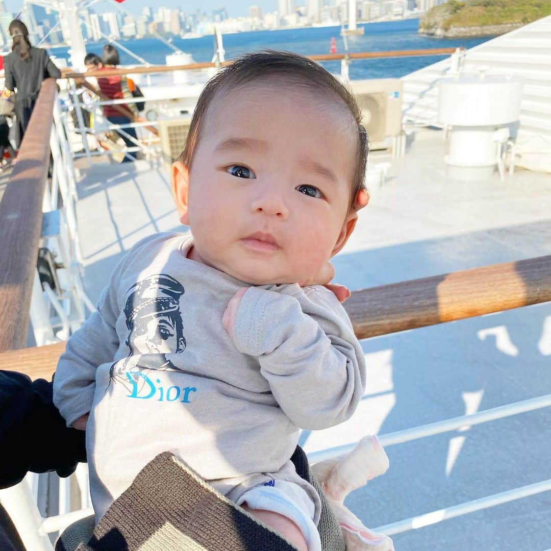 DJ JUICYのインスタグラム：「季節外れの暖かかった日も、今日で終わりみたい...  初めて過ごす冬❄︎ 風邪ひかないように元気で過ごせますように...🙏😌💙✨  👶眩しい時の顔🤣🤣🤣  #息子#赤ちゃん#生後2ヶ月#赤ちゃんのいる生活#babyboy #baby#love#cute#babystagram」