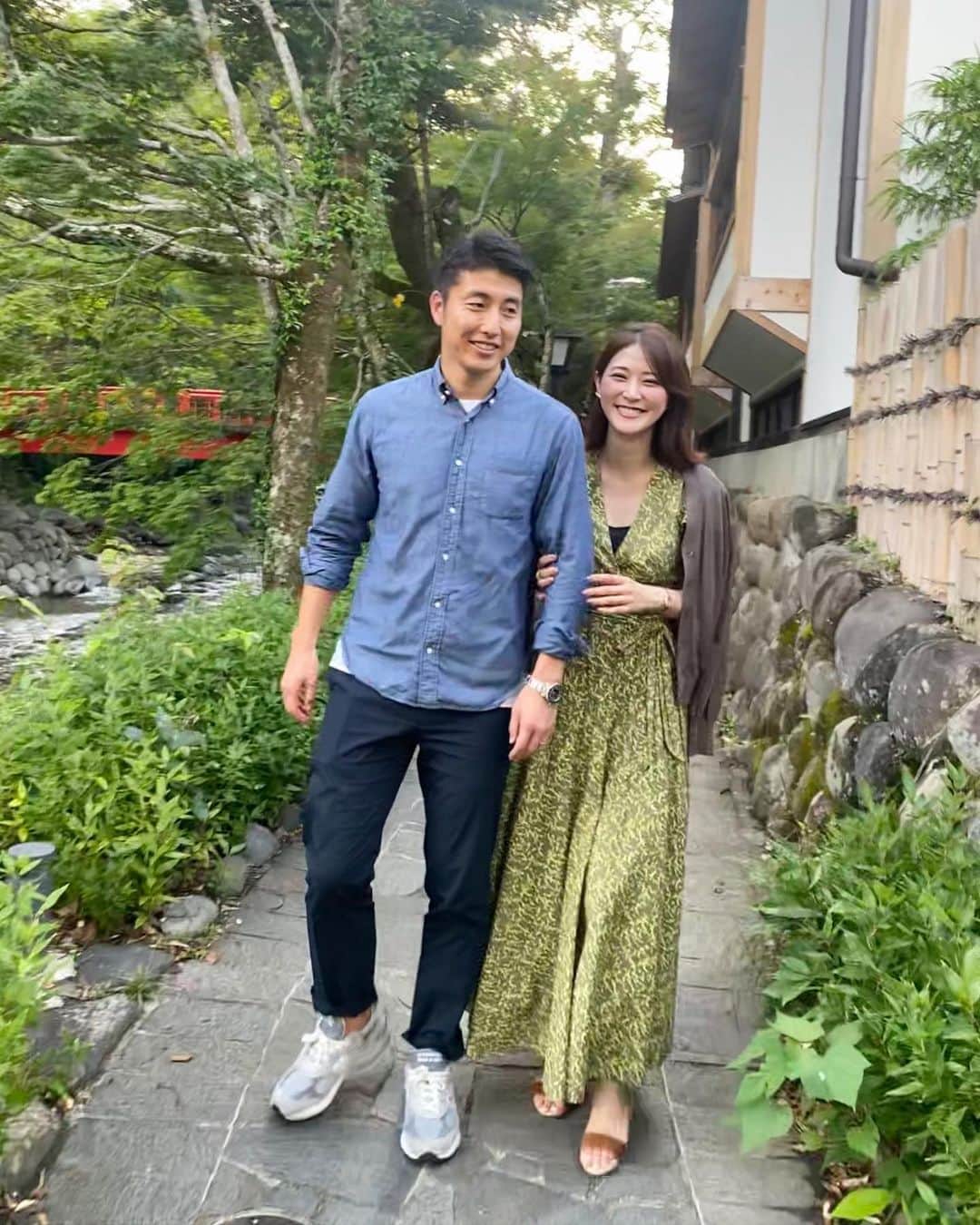のインスタグラム：「* 昨日はいい夫婦の日🤣 特別なことはしていないけれど、 立ち飲み屋で飲んで、韓国料理にはしご笑 * 2人で笑って、たらふくたべてw こんなんでもいっか🤣 * さ、サイコだけど大丈夫の続きみよーっとw 写真は夏に撮ってもらったもの。 しかもしおりさんに😘笑 @shiori_0211」