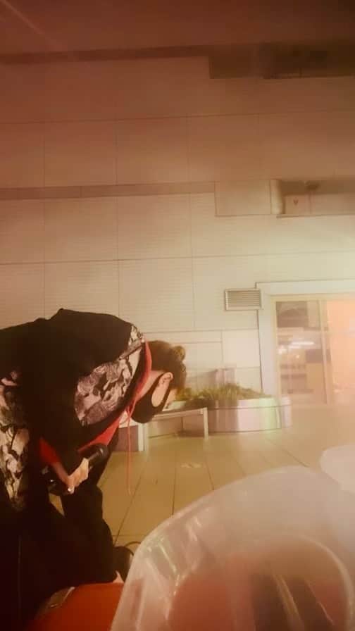 赤崎ティナ（西浦舞由美）のインスタグラム：「スタート泣くの堪えて、不安定の山盛りですが、感情の丸出しと捉えてます。 #唯一自分になれる場所 #赤崎ティナ #クレティナ #実話シンガー #ママのダイヤモンド これは　#空 繰り返しメロディだから #中毒性あり  15日は　#新橋 #オリジナル曲」