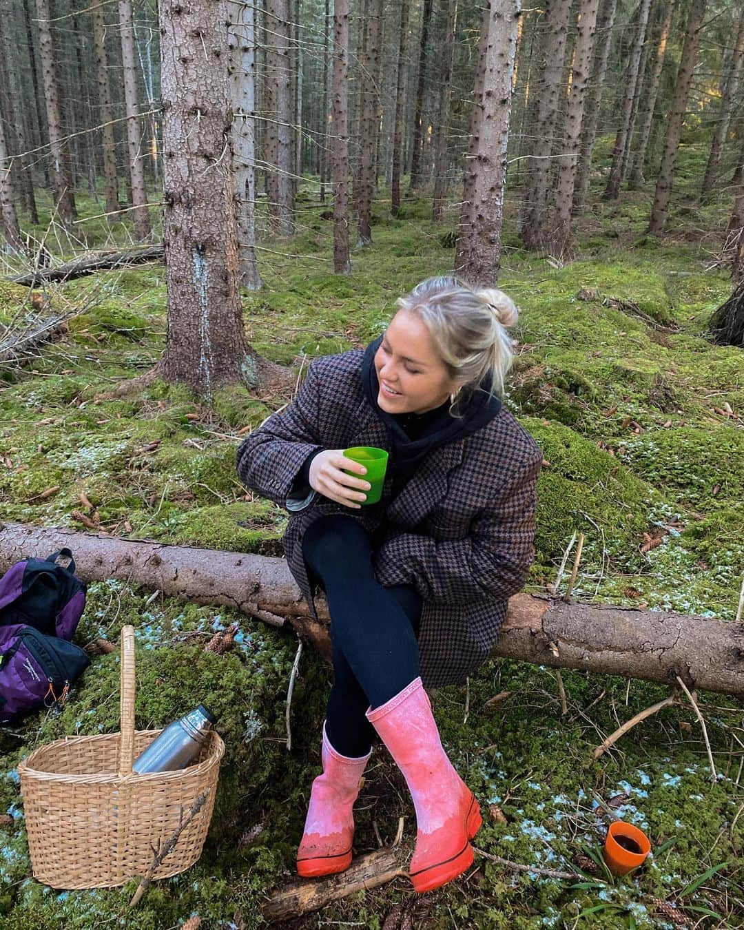 アンジェリカ・ブリックさんのインスタグラム写真 - (アンジェリカ・ブリックInstagram)「Went out mushroom picking the other day with Jessica 🤍 Jessica and I have known each other since we were 13 and she is one of my closest friends. We didn’t find a lot of mushrooms but we had a coffee and snacks ( white chocolate covered Oreos haha) break somewhere in the middle of it 🍄」11月24日 0時13分 - angelicablick