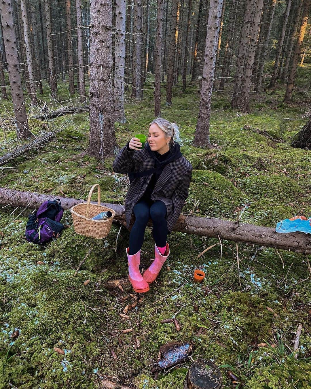 アンジェリカ・ブリックさんのインスタグラム写真 - (アンジェリカ・ブリックInstagram)「Went out mushroom picking the other day with Jessica 🤍 Jessica and I have known each other since we were 13 and she is one of my closest friends. We didn’t find a lot of mushrooms but we had a coffee and snacks ( white chocolate covered Oreos haha) break somewhere in the middle of it 🍄」11月24日 0時13分 - angelicablick