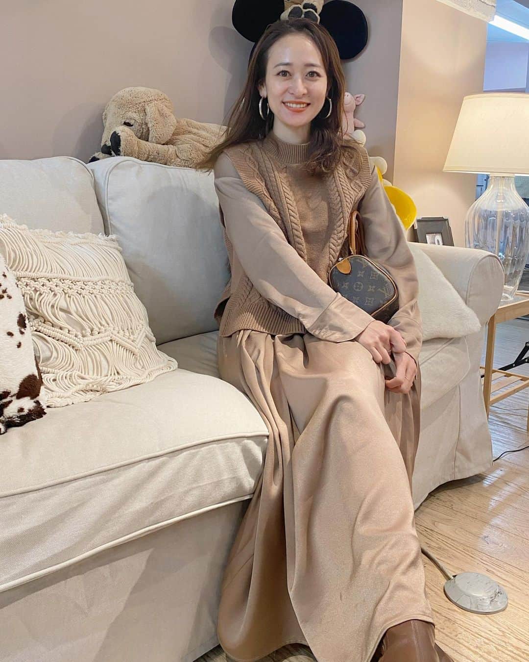 難波礼華のインスタグラム：「サテンとニットのレイヤードかわいい💓 ニットベストとワンピがsetになってるから朝寝坊して慌てて着てもおしゃれに見えるの🥳 @cheek.official #cheek#cheekbyarchives#ニットベストサテンワンピースset」