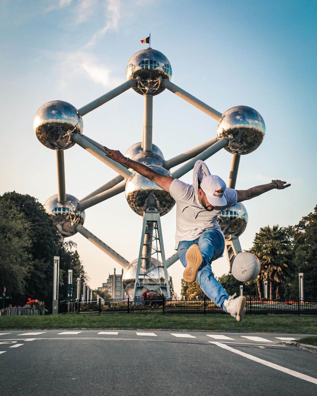 ショーン・ガルニエのインスタグラム：「How is your motivation on this monday ? Me ?I am at 100% focus on my recovery 🦵💉  📸 @hakim.am 📸  #Urbanball #Brussels #freestylefootball #urbanballer #recovery #monday #visitbrussels #thisbelgium #citygrammers #welovebrussels #skills #lovingbelgium #groundmoves #panna #nutmegs #travel #keepexploring」
