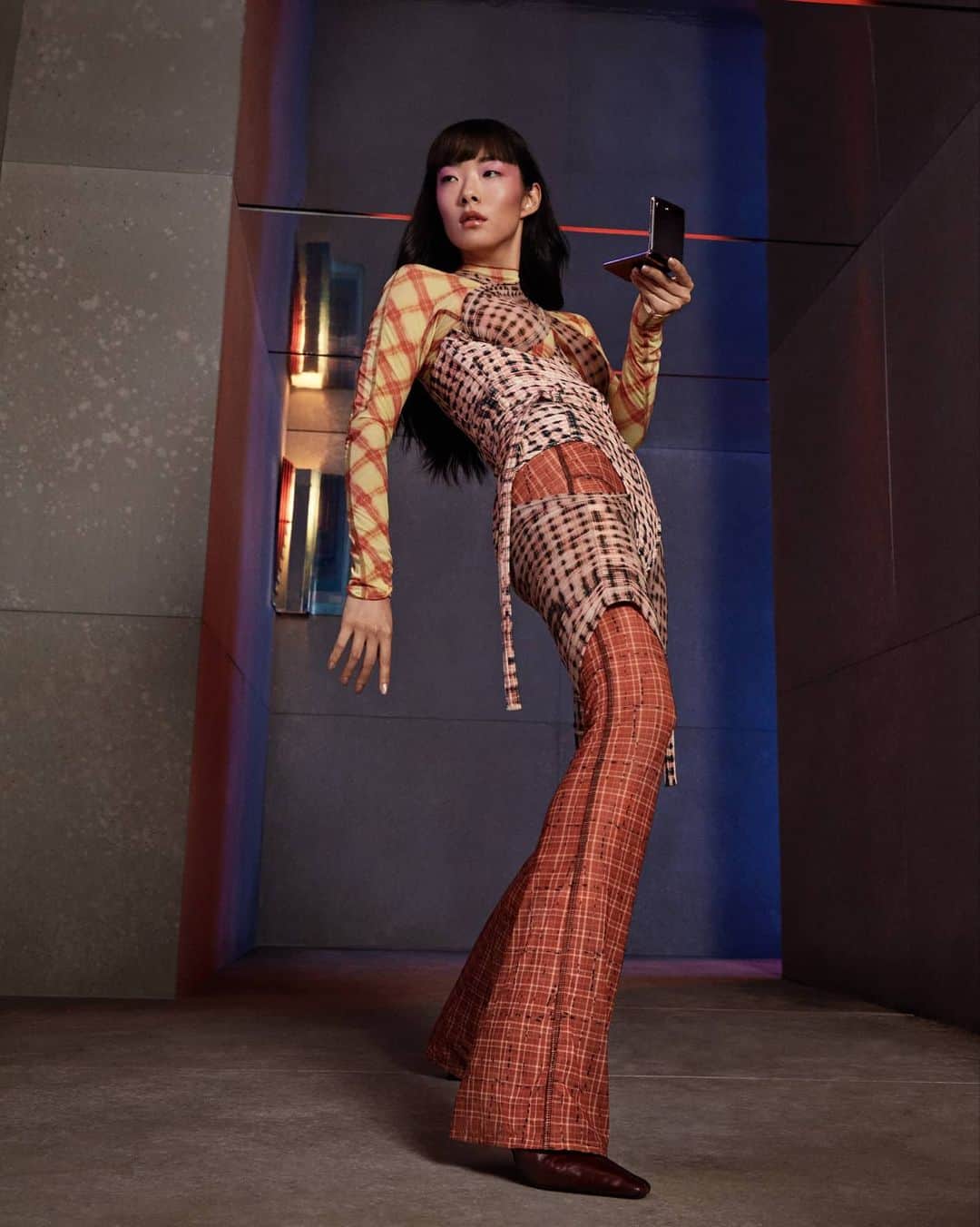 リナ・サワヤマのインスタグラム：「Introducing "The Greatest Gift" a two-part film from Vogue & Samsung starring me, @ajtracey, @jessalxander, @harris_reed, @checking_invoices & the #GalaxyZFlip 5G !   Head to @britishvogue to see what happened when we got together to create a video to show a special someone some love ❤️❤️❤️ #TheGreatestGift @samsungwithgalaxy #ad」