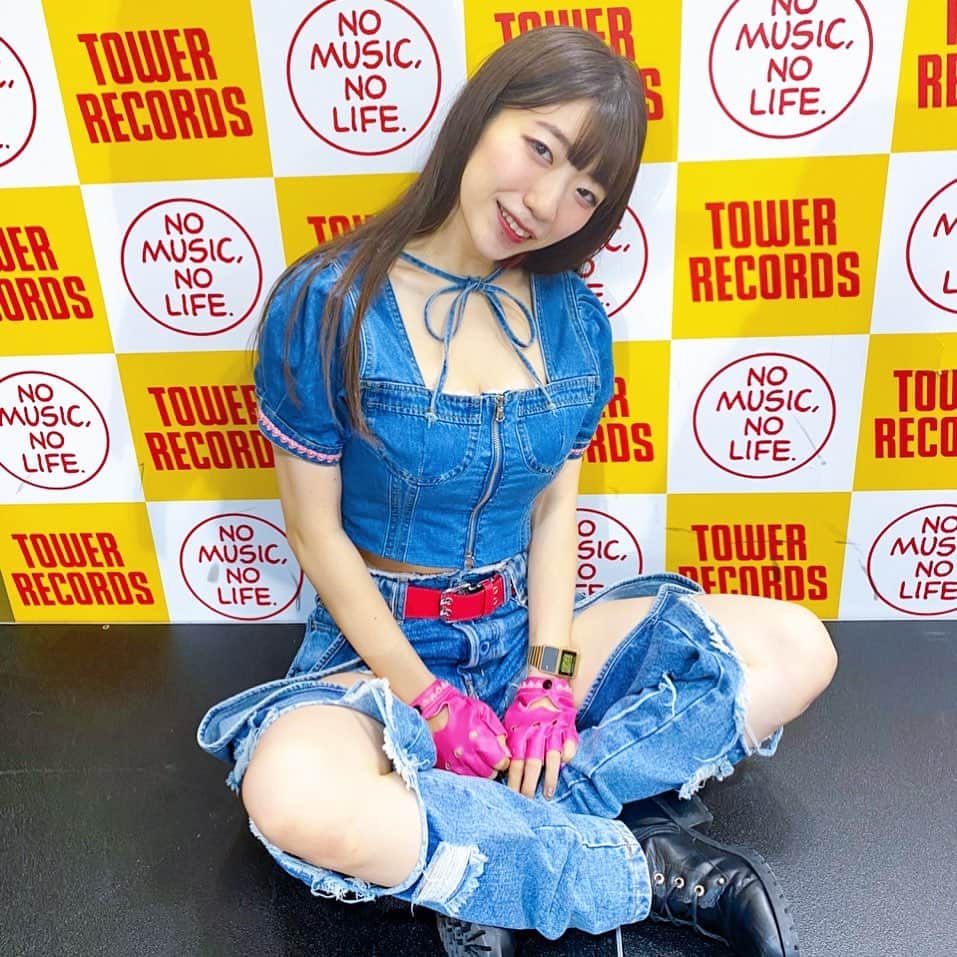 ぱいぱいでか美のインスタグラム：「名古屋ありがとうございました✌︎ ꙳ #名古屋 #APOKALIPPPS ꙳ ブログ書いた〜〜〜！ 二日間楽しかったです。ありがと！ 見れば見るほどどういう風に ダメージが入っててどこに穴があいてるのか わからなくなってくると言われる 最高のデニム……。」