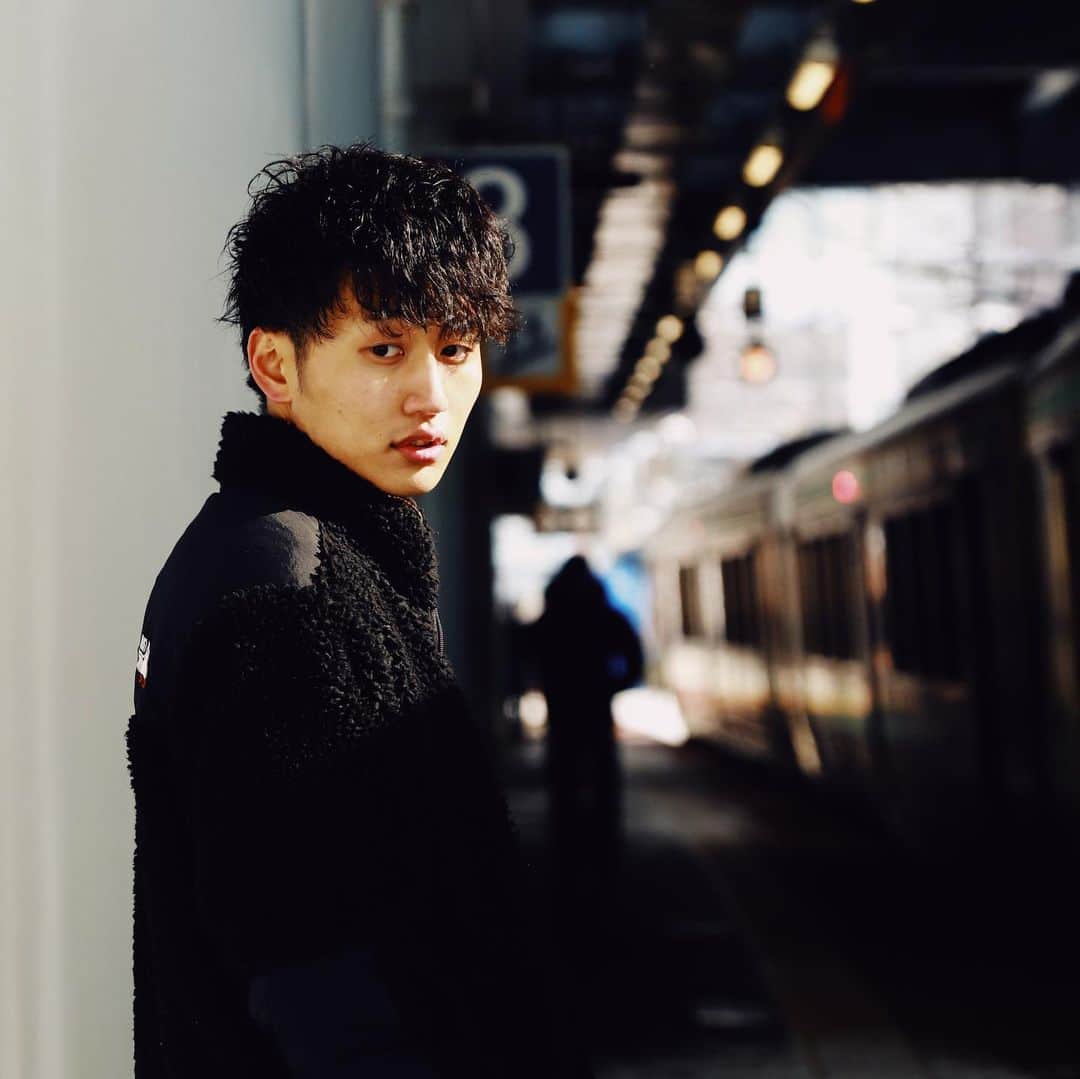 ব•͜͜͠. ಌ੩oʞǝʞɐのインスタグラム：「2020.11.24*  ・ ・  #hokkaido #sapporo #naebo #portrait #portraitphotography #PWS #苗穂駅 #igersjp #ig_japan #ig_hokkaido #igdaily  #プロレスリングサッポロ　#ワイパー交換出来ず　#格闘の末に諦める　#手がかじかんで痛い   ・ ・ 飛行機欠航で沖縄行けずかなしみ…  ・」