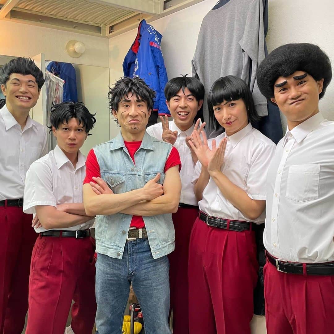 なだぎ武さんのインスタグラム写真 - (なだぎ武Instagram)「舞台『ハイスクール！奇面組3』無事千秋楽を向かえれました。。 最終日までやれるということが当たり前でなくなった日々、千秋楽を向かえれる喜びはもはや感動です。 叙々苑の焼き肉弁当も出て、千秋楽も満席のお客様に見守られて盛り上がる事が出来ました。 舞台後、もう中とジョイマン高木と3人で奇面組の打ち上げを兼ねた生配信もしました。。 楽しかった舞台が一つ終わりました。 明日からまた別のスタート。この繰り返しをずっとしていきたいな〜 観劇下さった皆様、ありがとうございました！！ #ハイスクール奇面組3 #ジョイマン高木 #もう中学生 #叙々苑弁当」11月24日 0時23分 - nadagigigi