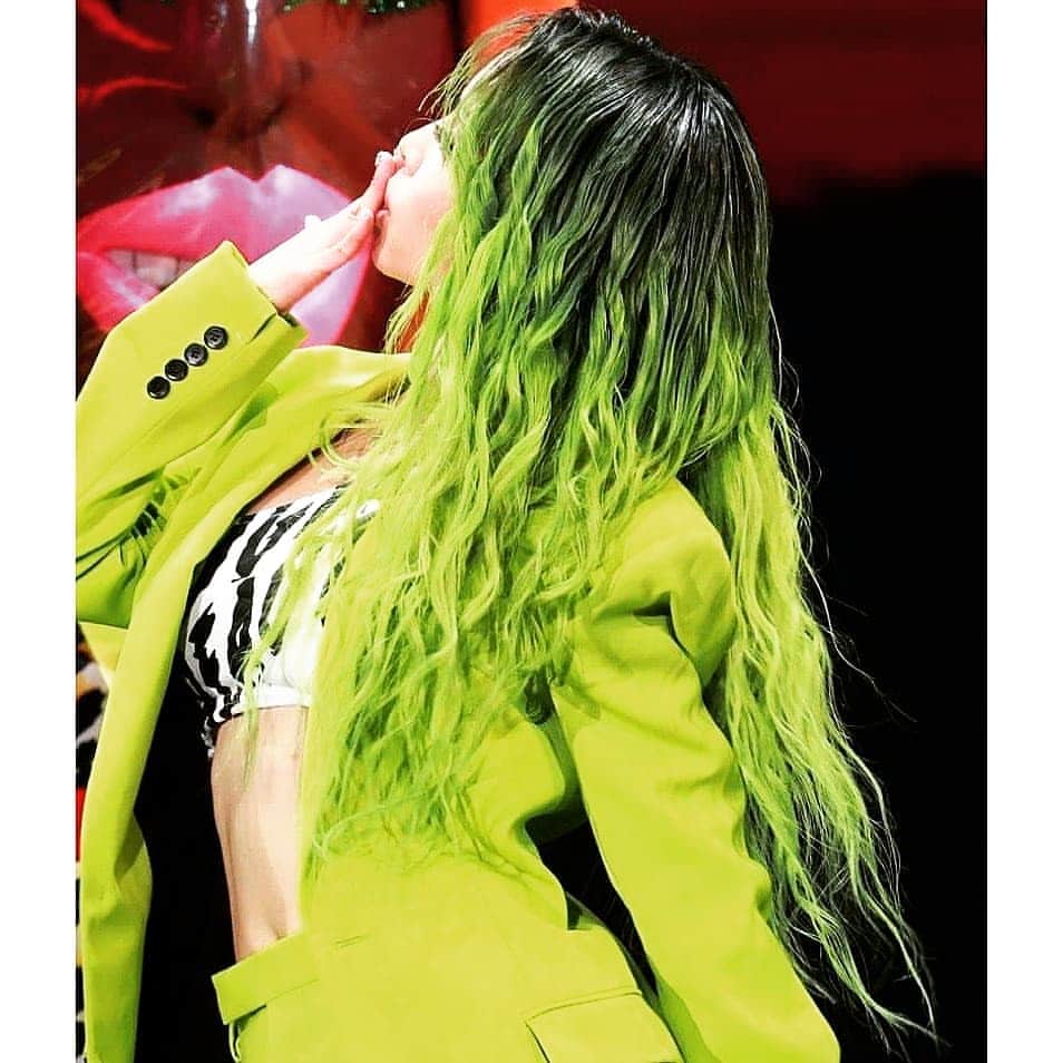 ジョリン・ツァイのインスタグラム：「😘😘  #uglybeauty #uglybeautytour #neongreenhair」